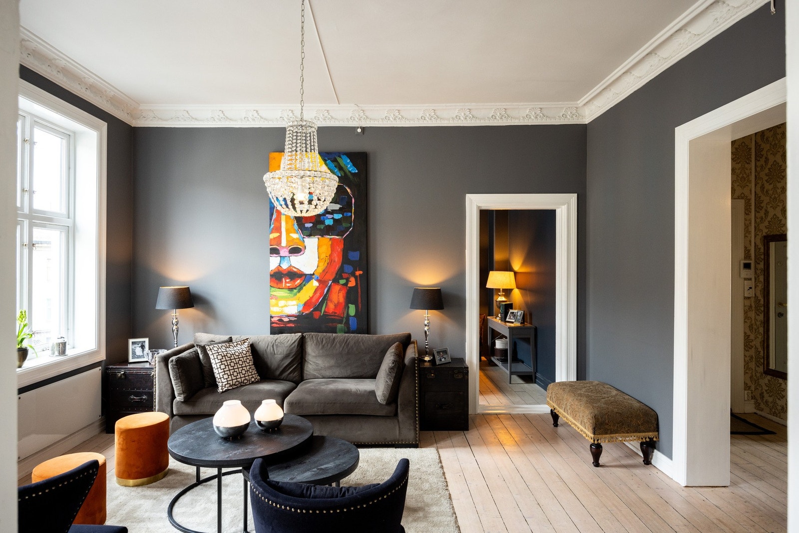 Leiligheten oppleves som lys og luftig, med generøs takhøyde og store vindusflater. Galleribilde