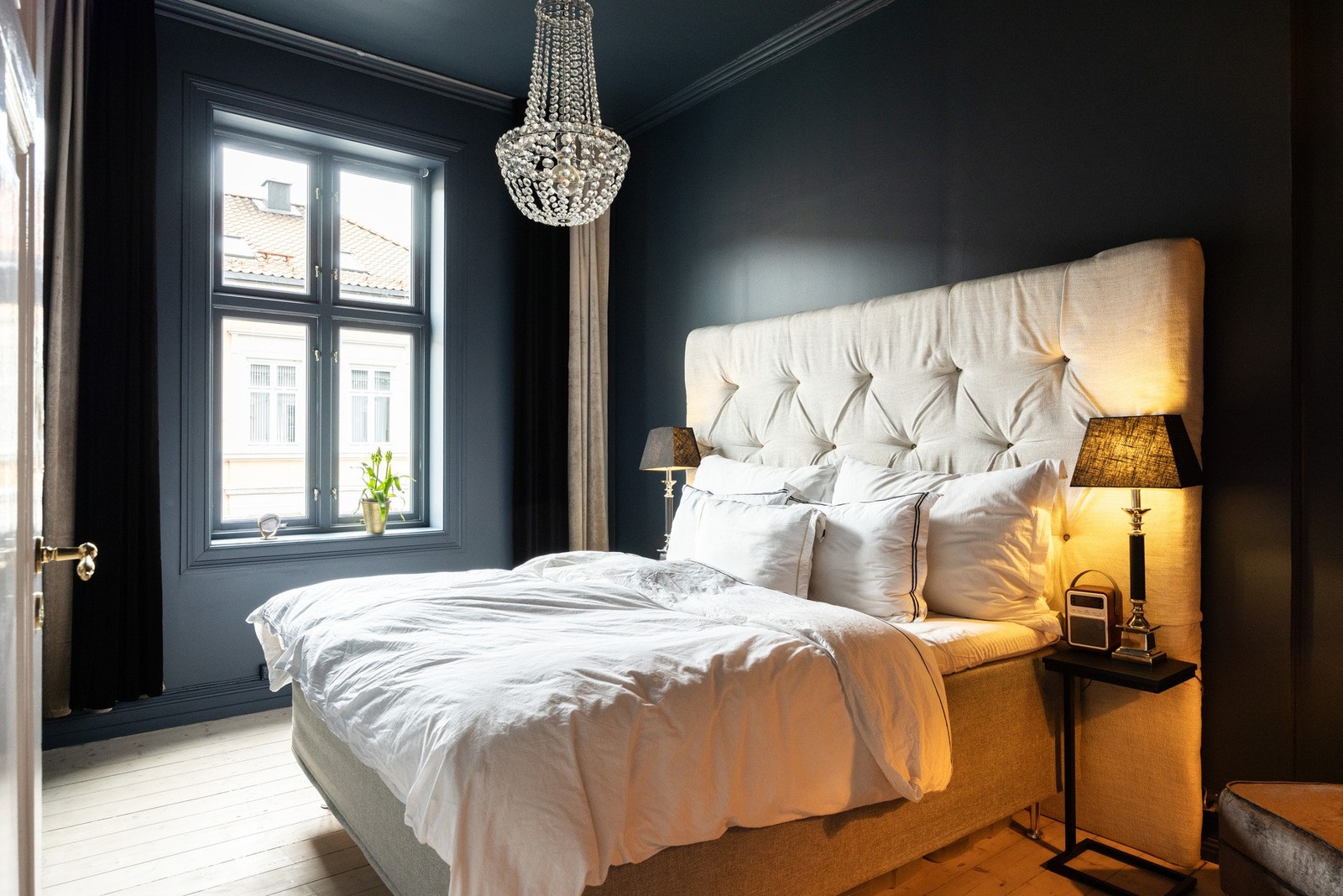 Romslig hovedsoverom med god plass til dobbeltseng og nattbord. Galleribilde