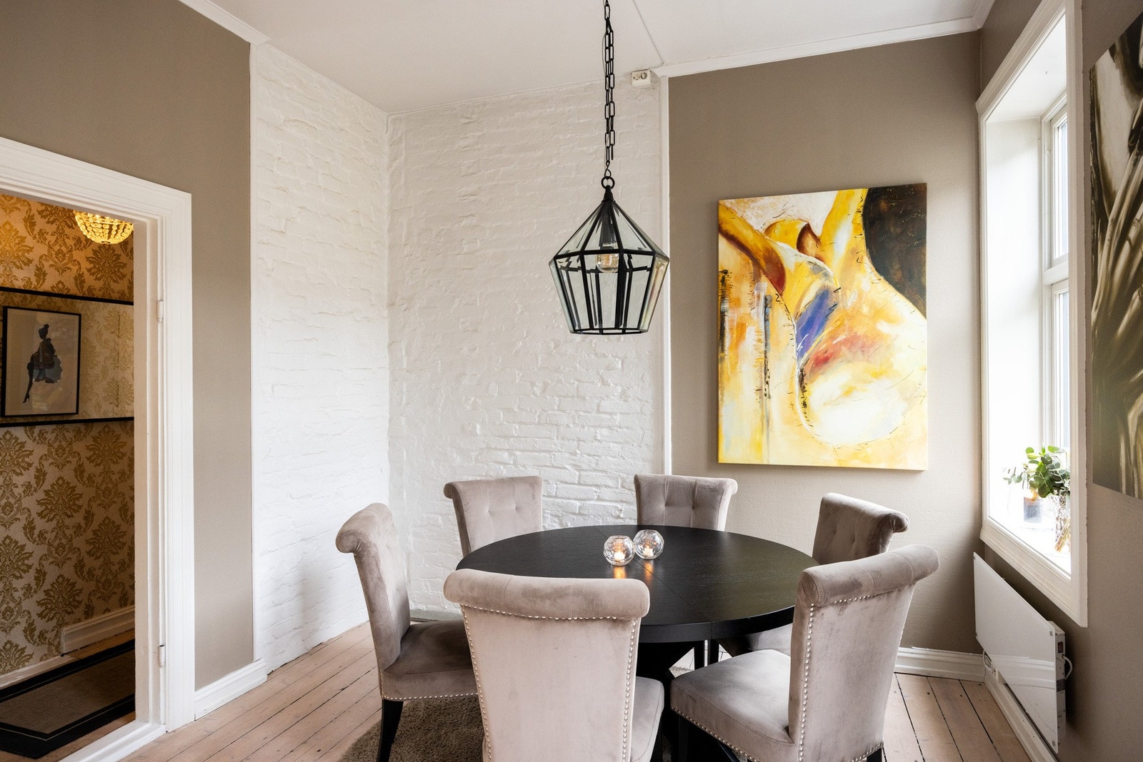 God plass til spisebord med tilhørende spisestoler. Galleribilde