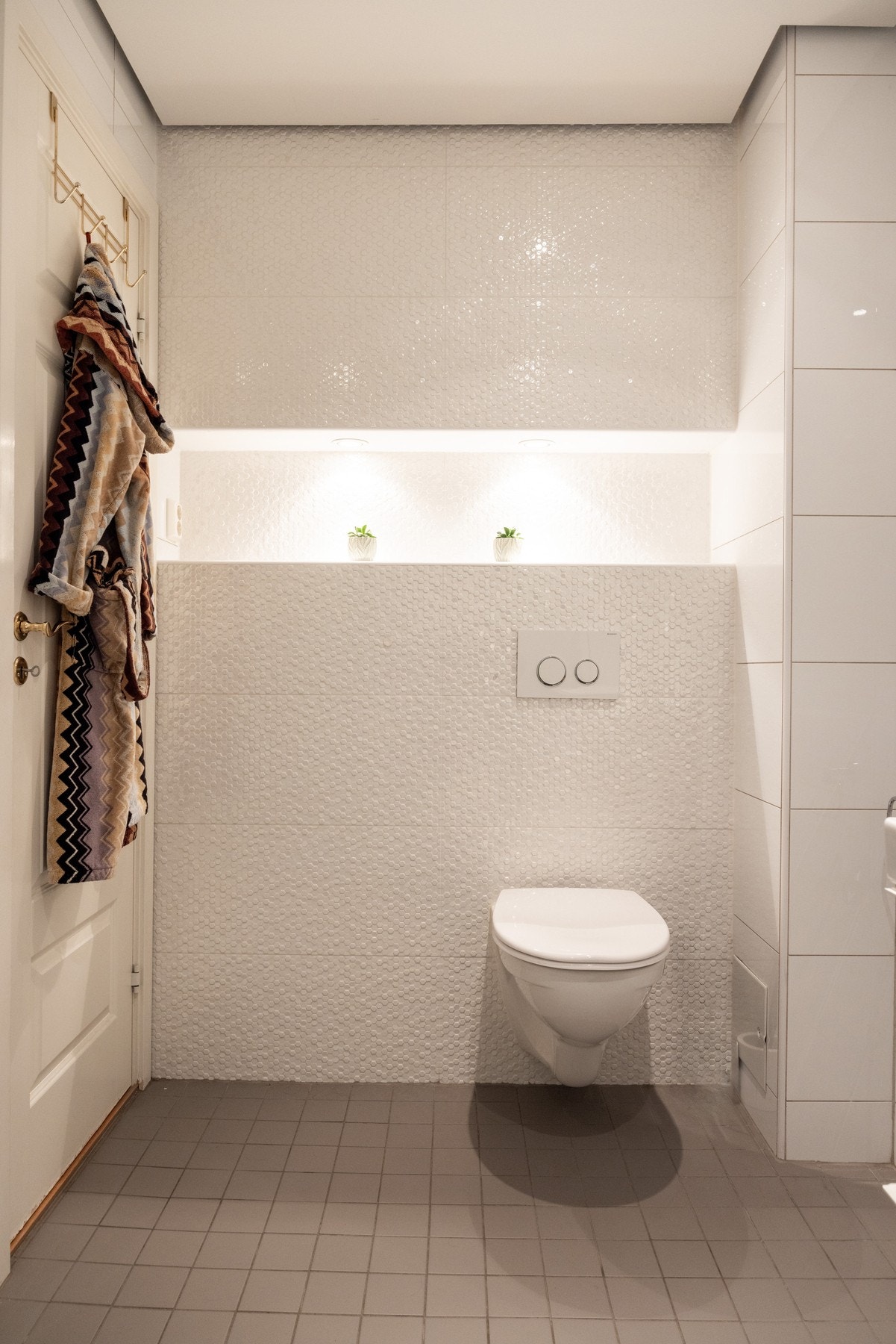 Varme i gulv, downlights i himling og opplegg for vaskemaskin. Galleribilde