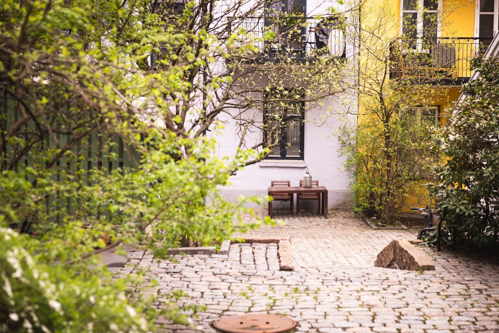 Hyggelig bakgård med sittegrupper. Galleribilde