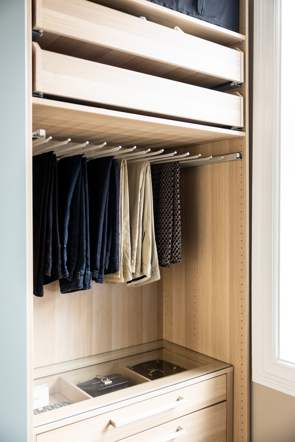 Svært praktisk med både skap, skuffer og oppheng. Galleribilde