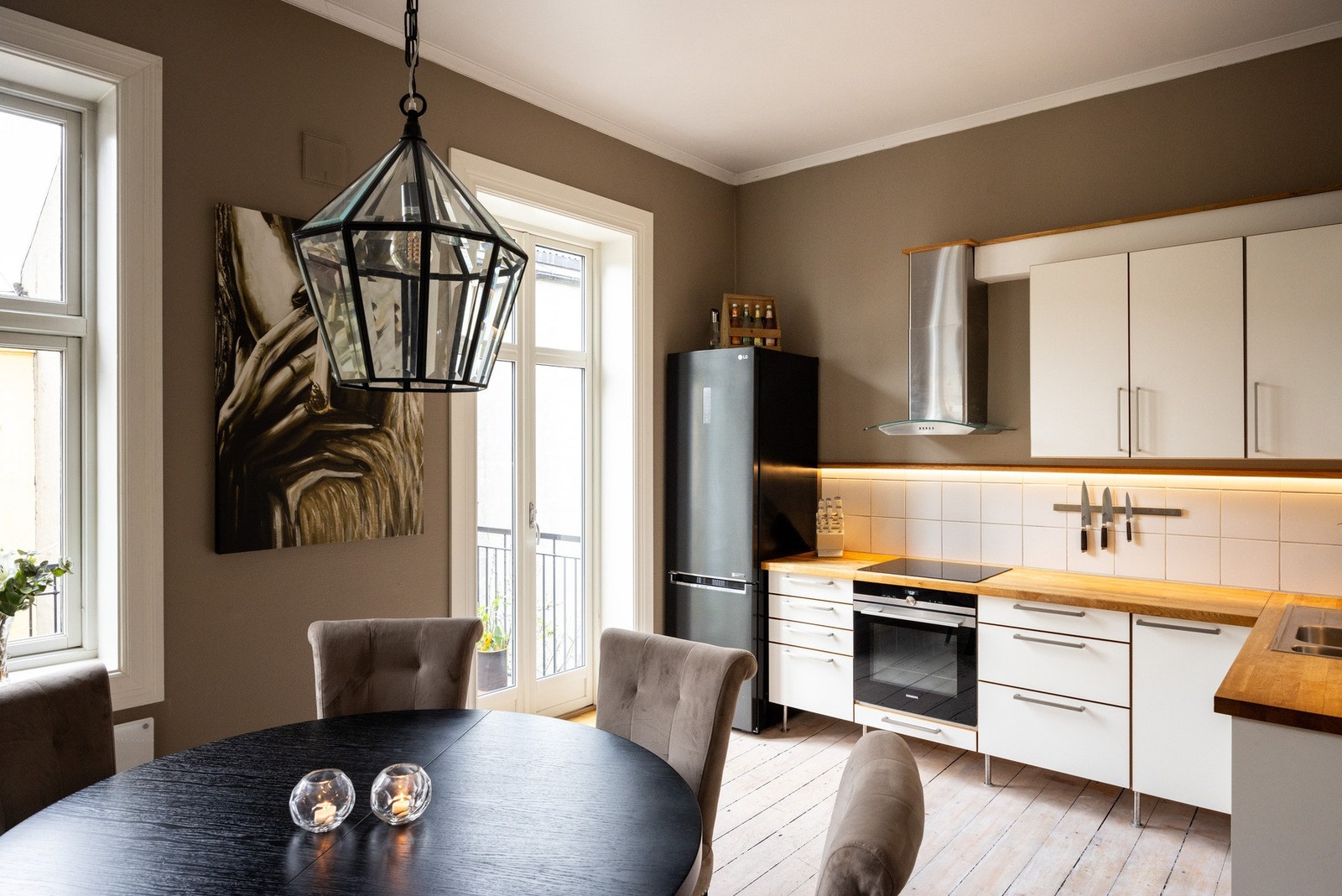 Hyggelig, separat kjøkken med spiseplass. Galleribilde