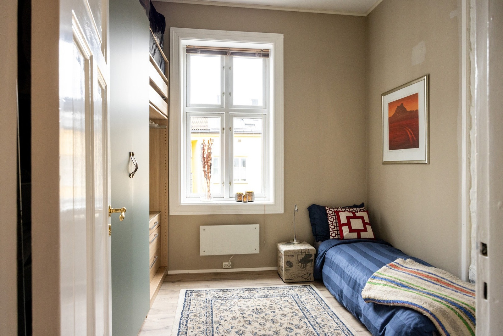 Soverom nummer to har plass til seng, nattbord og garderobeskap. Galleribilde