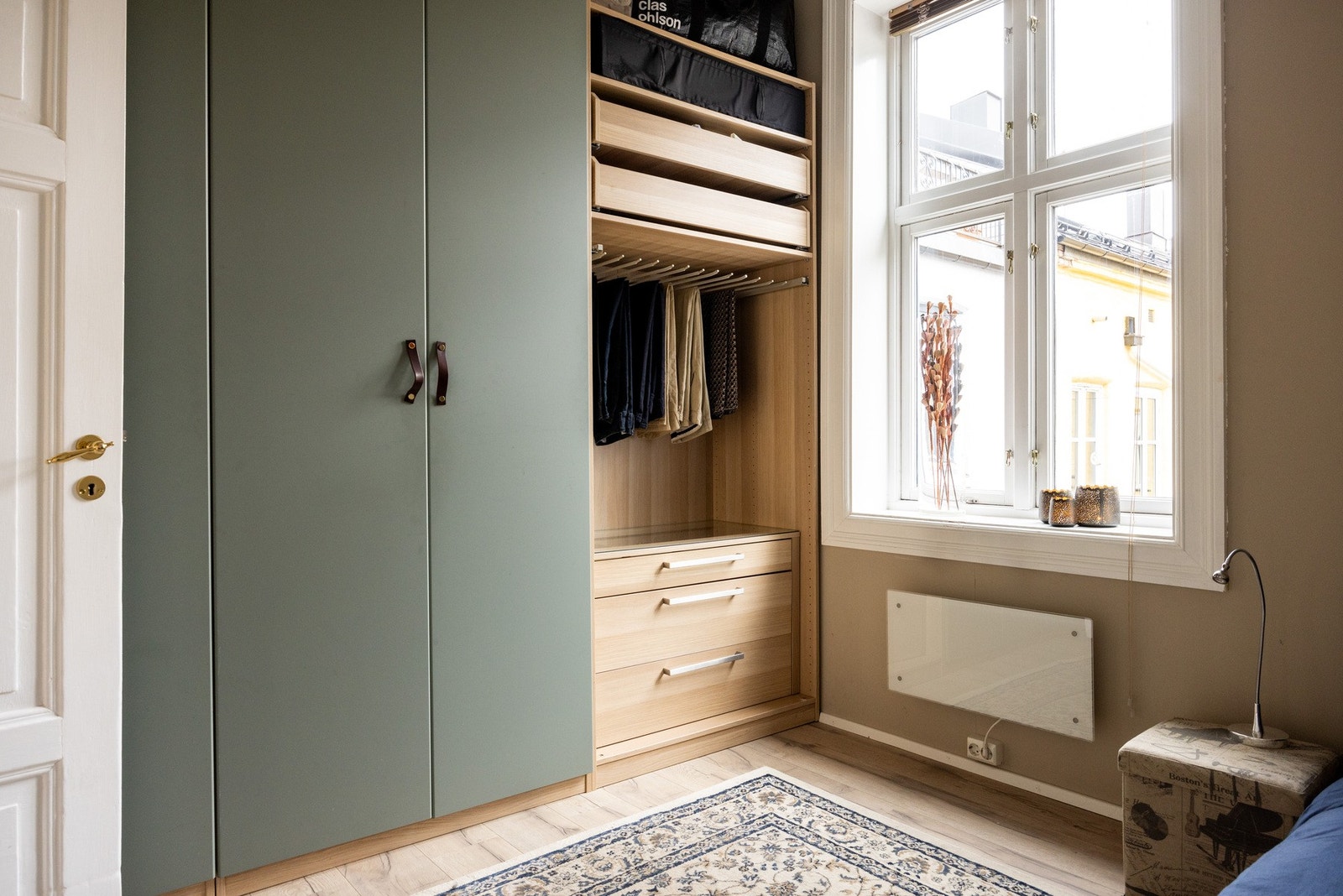 Pent garderobeskap som medfølger ved salg. Galleribilde