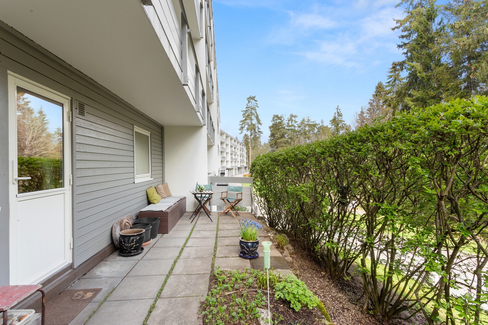 Uteplassen ligger skjermet til med mulighet for plantestell. Galleribilde