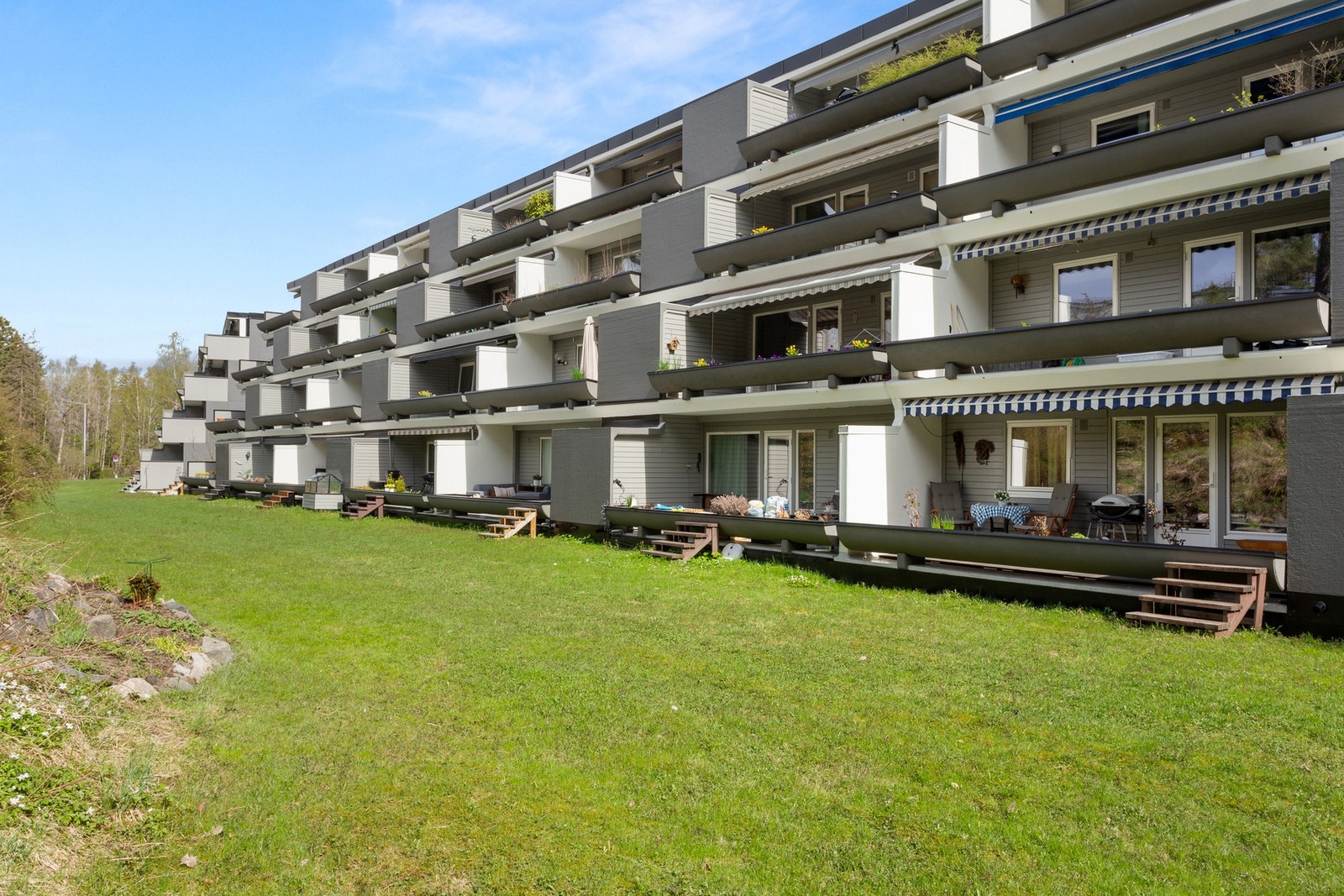 Dette er en stor og gjennomgående terrasseleilighet på 110m² med god internbeliggenhet på Lambertseter / Bergkrystallen. Galleribilde