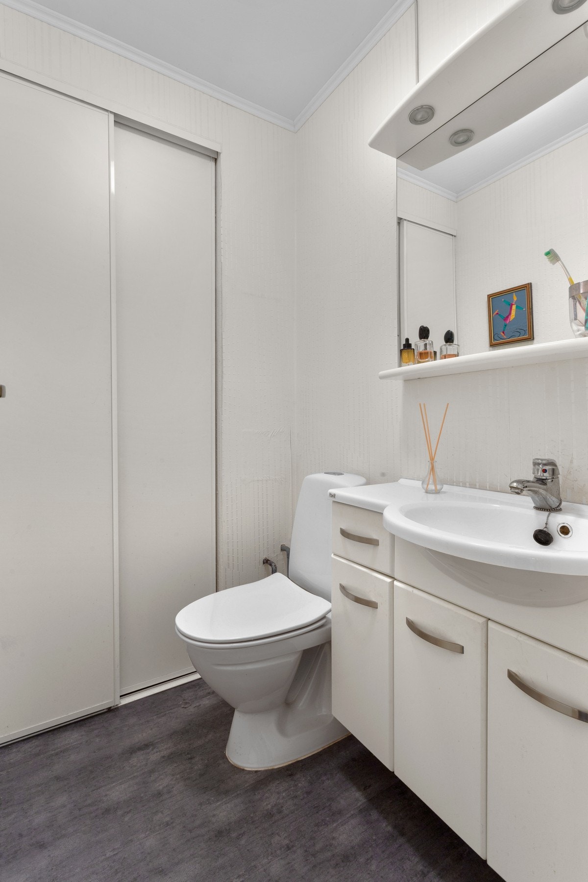 Praktisk toalettrom/gjestetoalett. Galleribilde