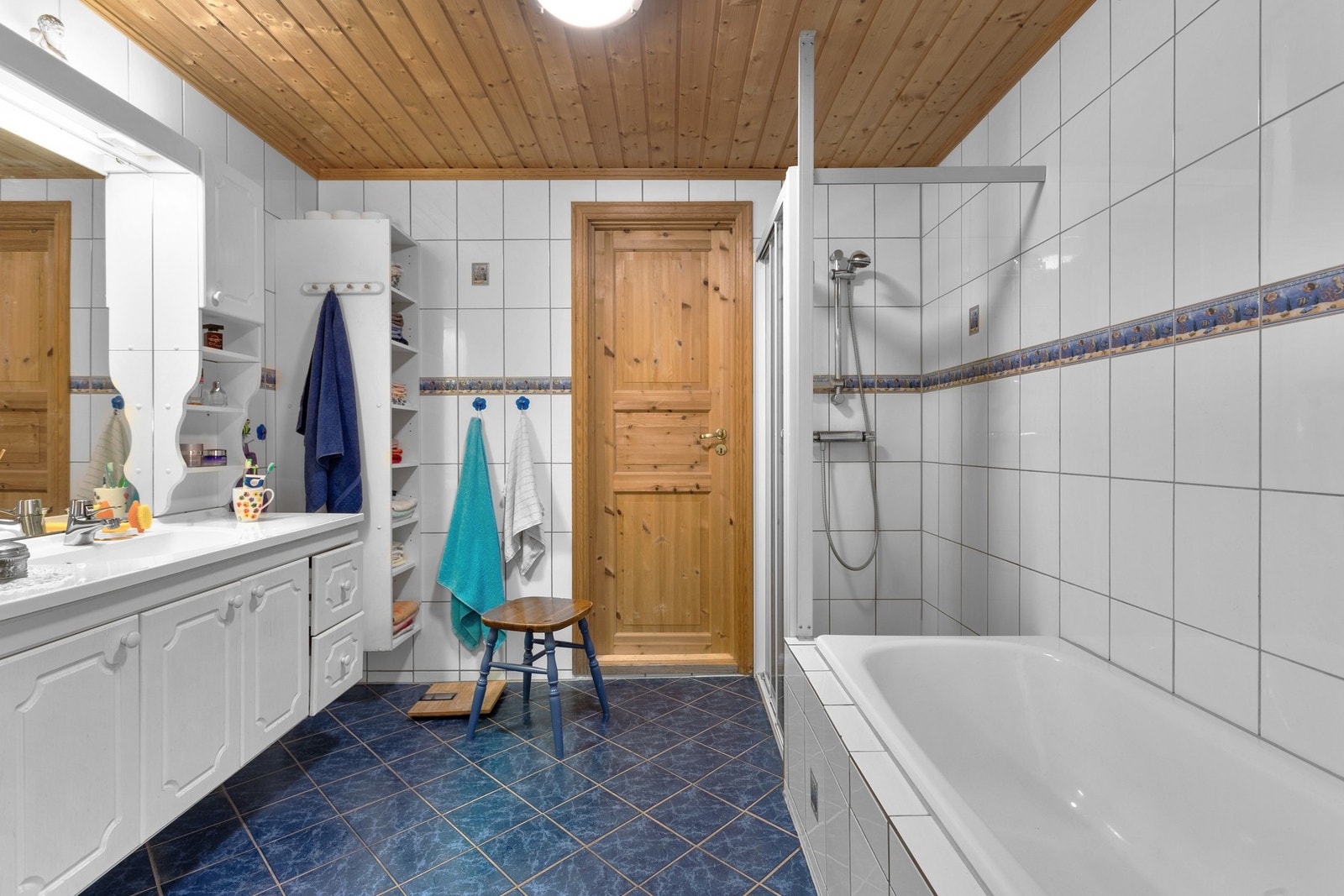 Med adkomst fra kjøkken og arbeidsrom, finnes et romslig flislagt baderom med varmekabler i gulv. Galleribilde