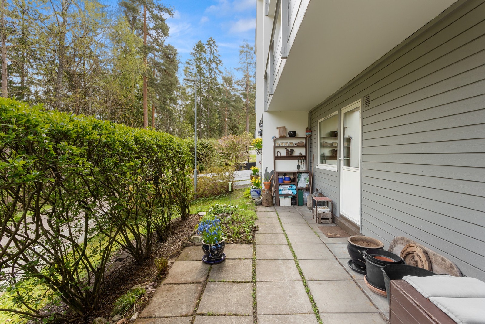 Uteplassen ligger østvendt med morgensol - en flott plass for å nyte morgenkaffen. Galleribilde