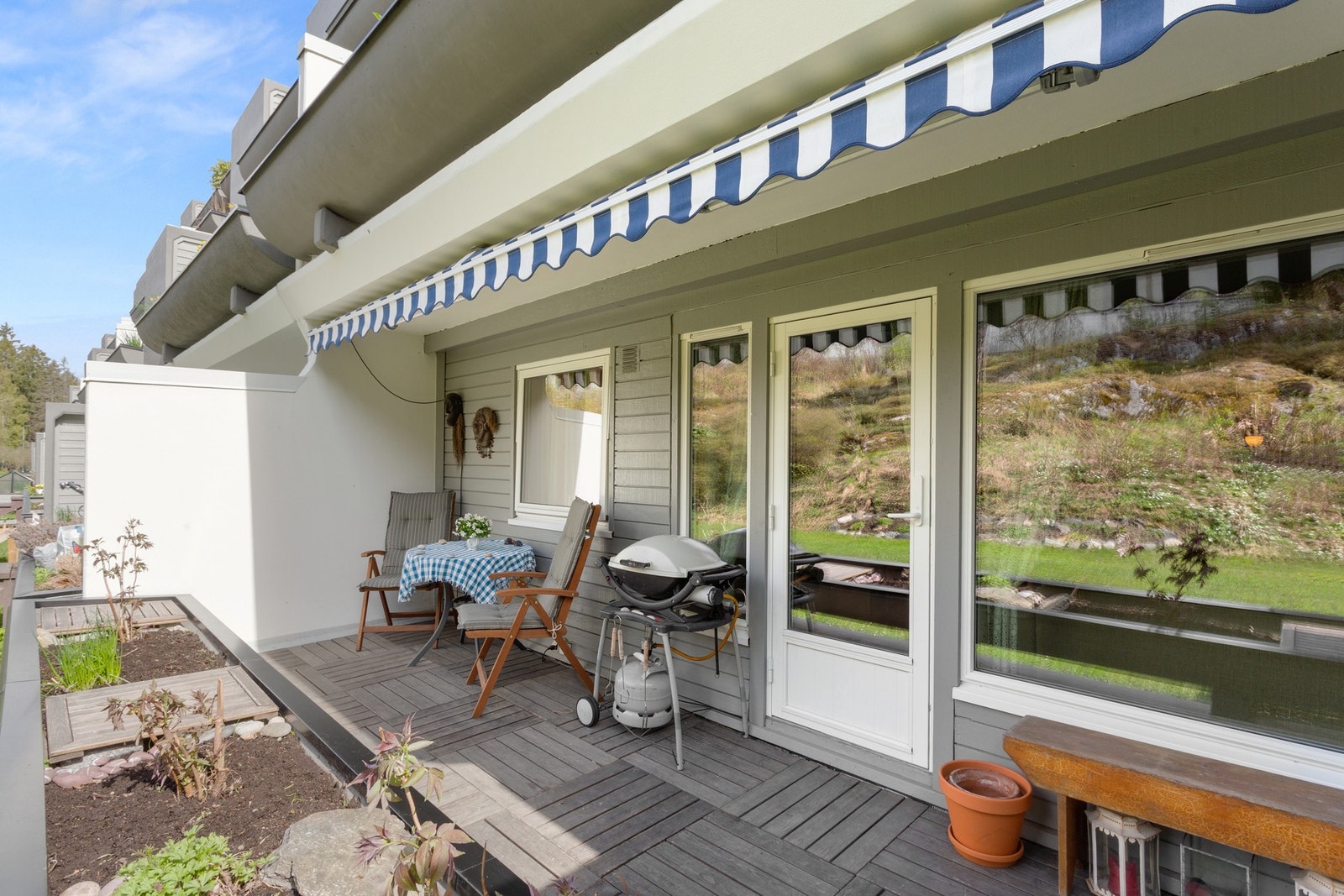 På terrassen er det adkomst til en utvendig bod på ca. 2 m² - perfekt for enkel lagring. Galleribilde