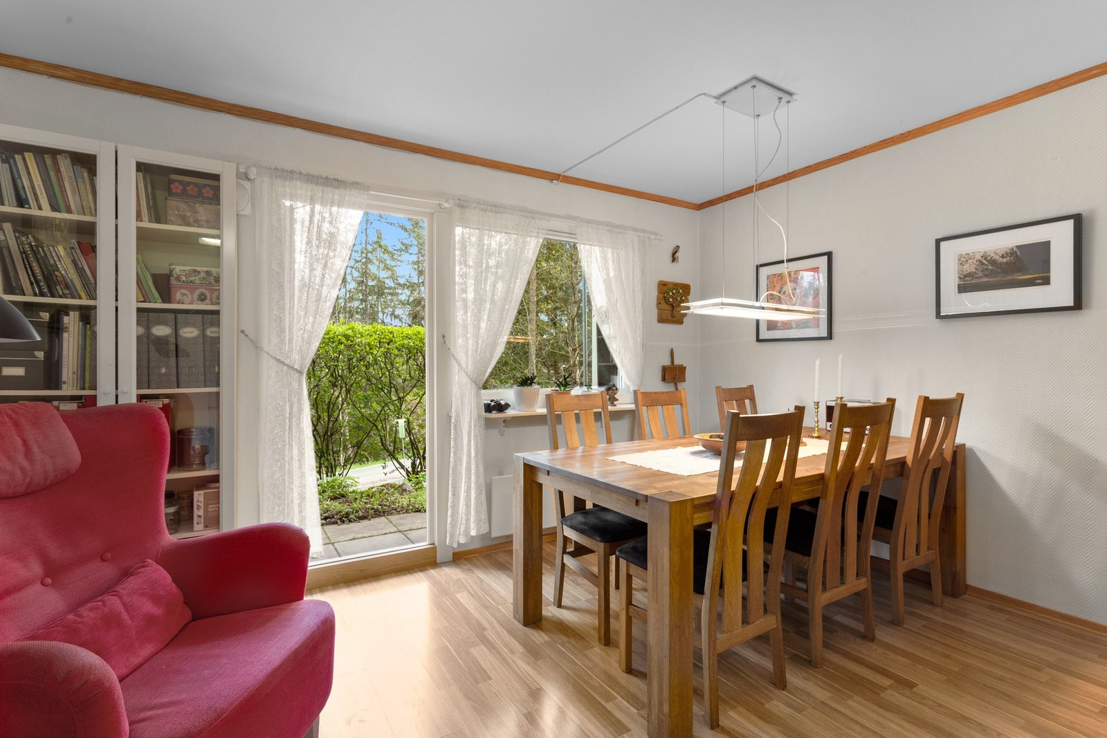 På motsatt side av boligen er det adkomst til et stort separat kjøkken med adkomst til uteplass nr. 2. Galleribilde