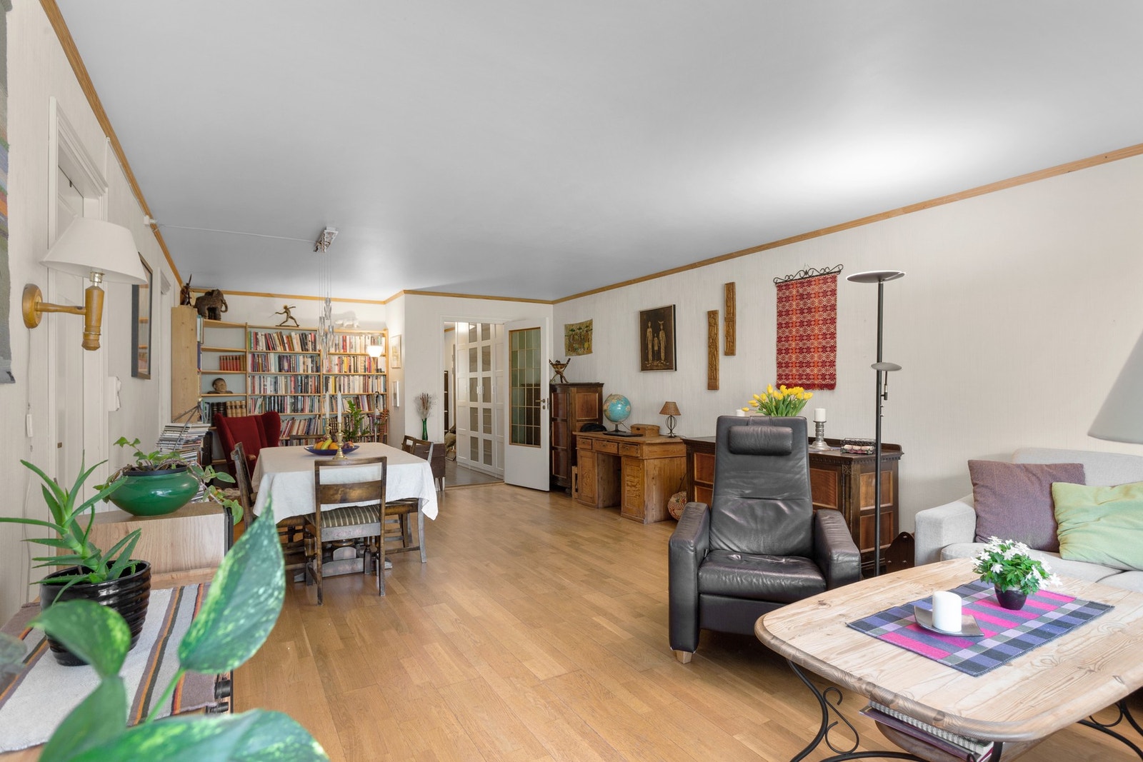 Svært romslig oppholdsrom med flotte soneinndelinger for stueseksjon, spisegruppe og lesehjørne for avslapning. Galleribilde