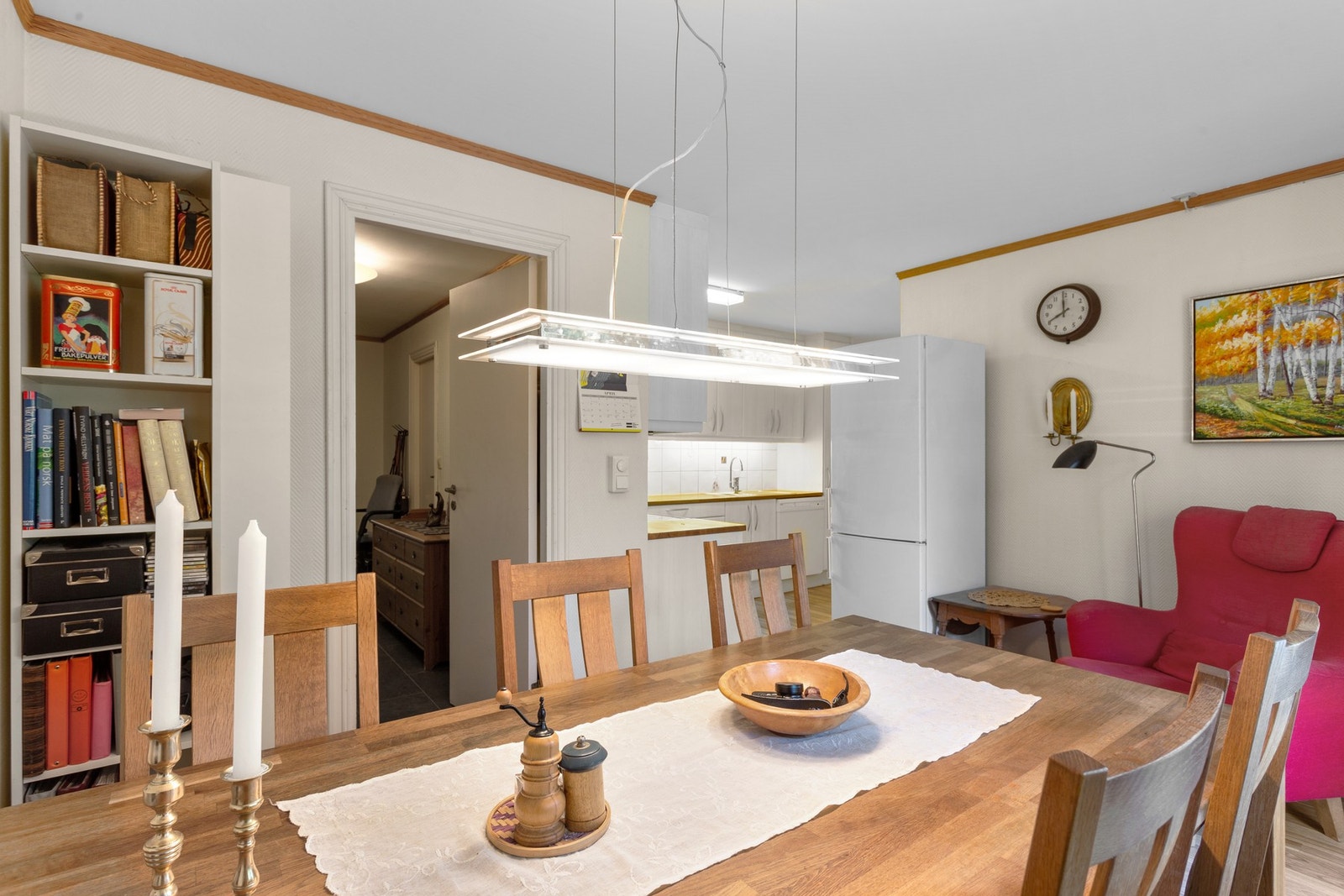 Videre er adkomst til mot et langstrakt kjøkken som ligger behagelig adskilt fra spisesonen. Galleribilde