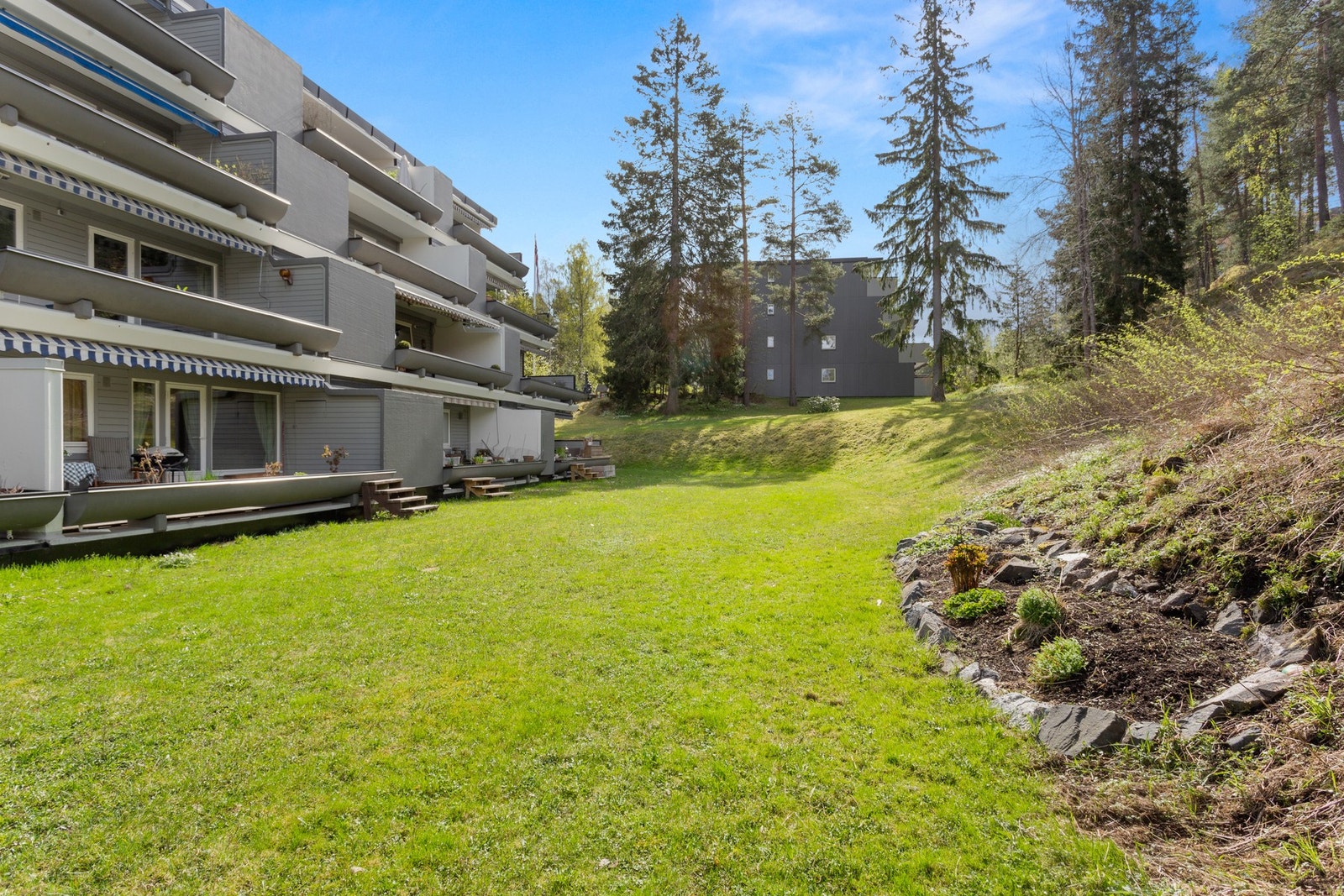 Her får du "hagefølelse" med flotte uteareal for store og små. - Selger har påtatt seg ansvar for å vedlikeholde blomsterbeddet til høyre på bildet. Galleribilde