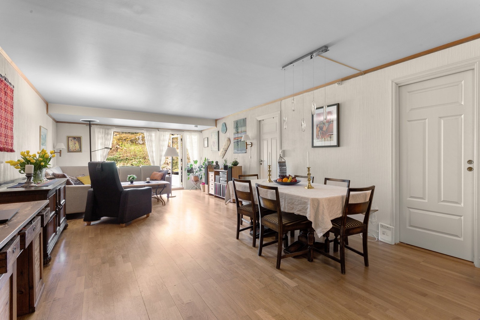 Boligen har en romslig og familievennlig planløsning med store vindusflater og balkongdør, skiftet i 2015 i regi av borettslaget. Galleribilde