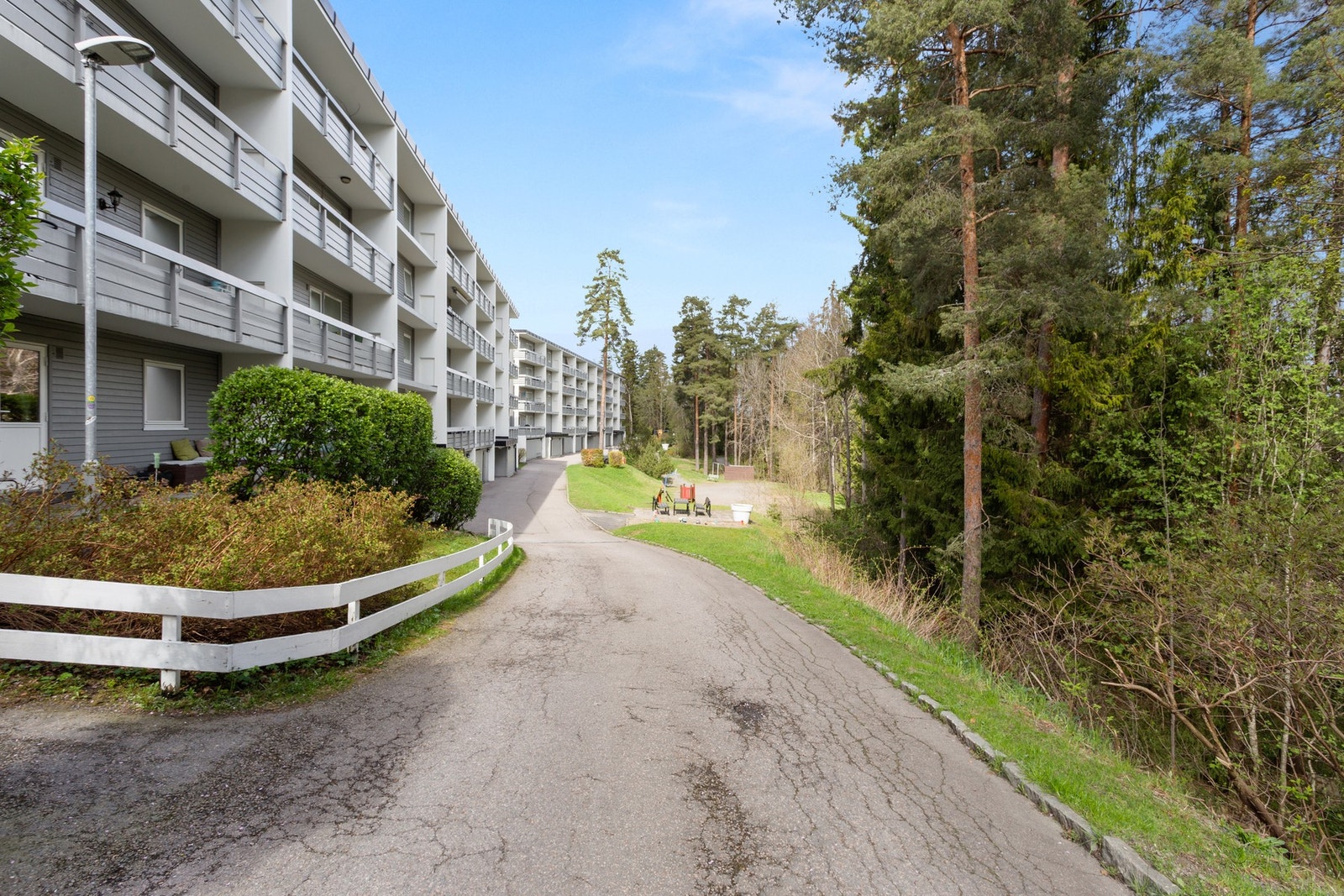 Internvei med adkomst til felles garasjeanlegg hvor boligen disponerer en fast garasjeplass. Galleribilde