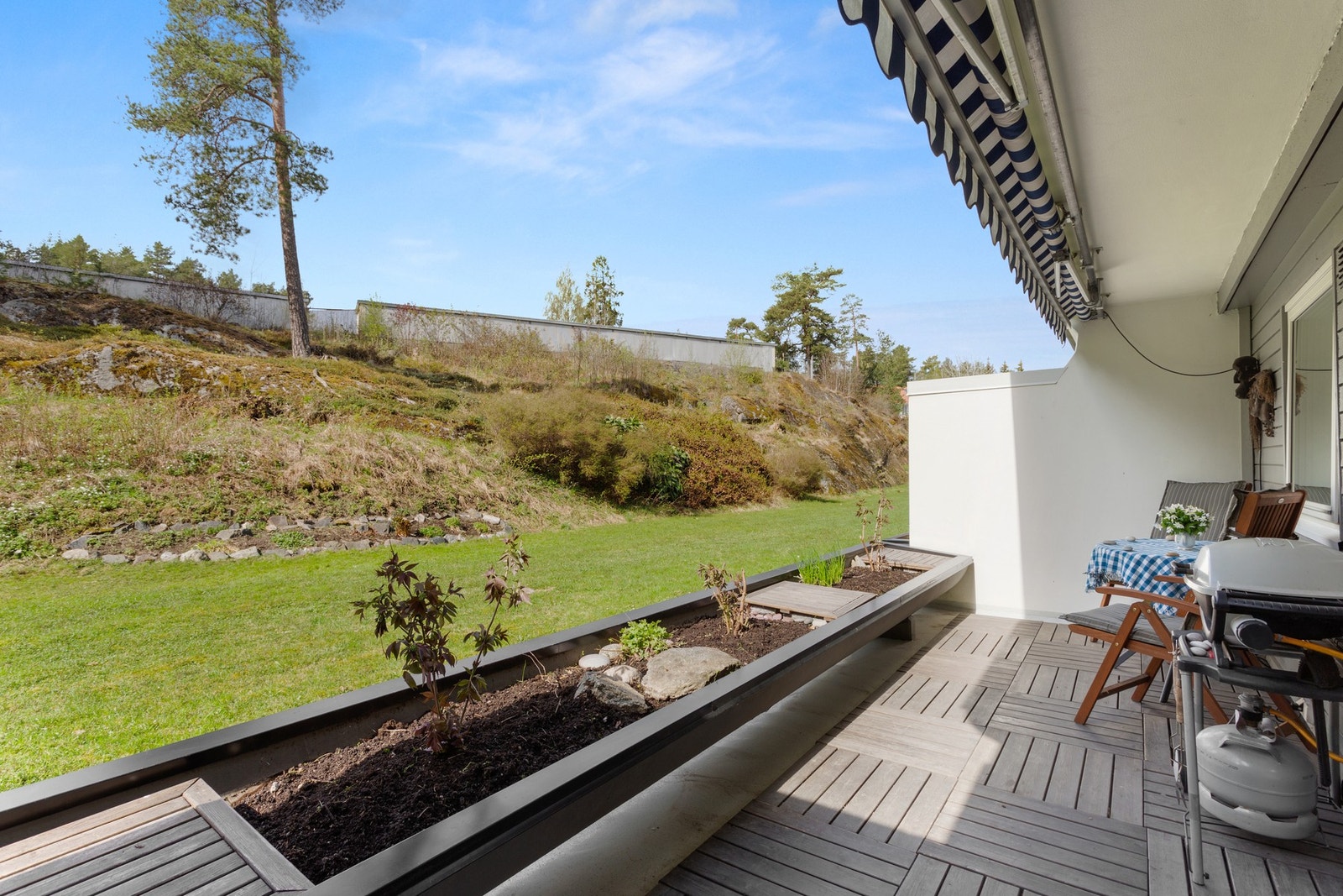 Terrasen ligger sydvestvendt med optimale solforhold store deler av dagen, sommerstid. Galleribilde