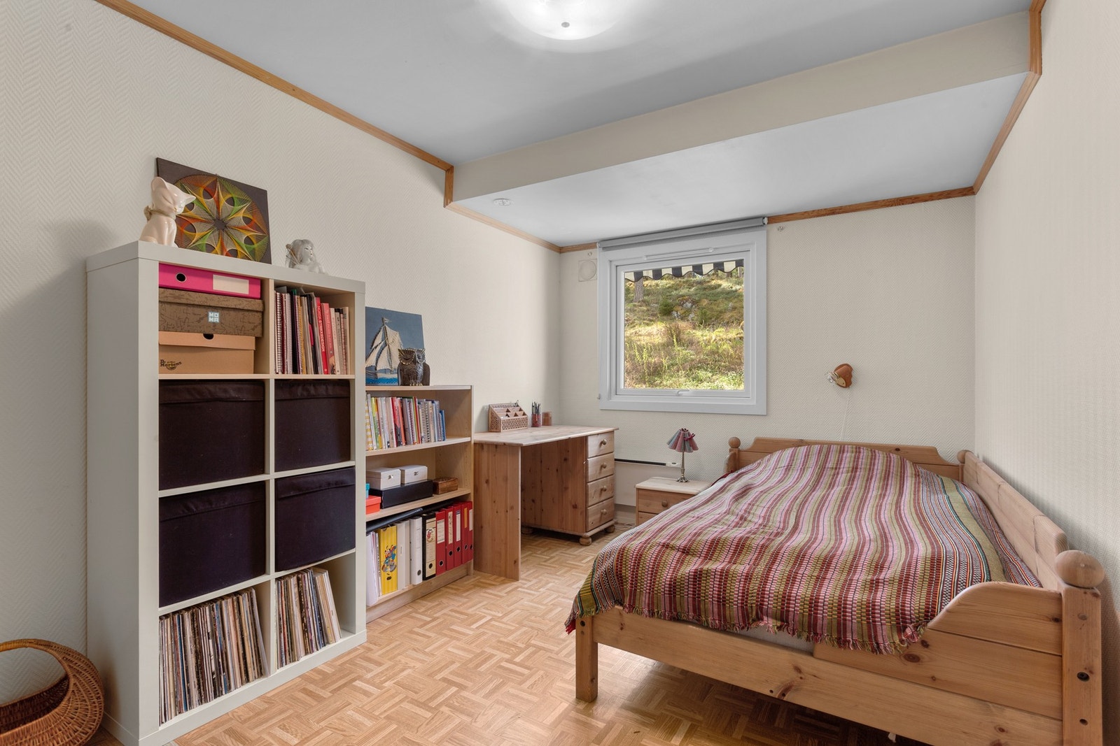 Soverommet ligger vendt mot rolig fellesområde, på linje med balkongen. Galleribilde