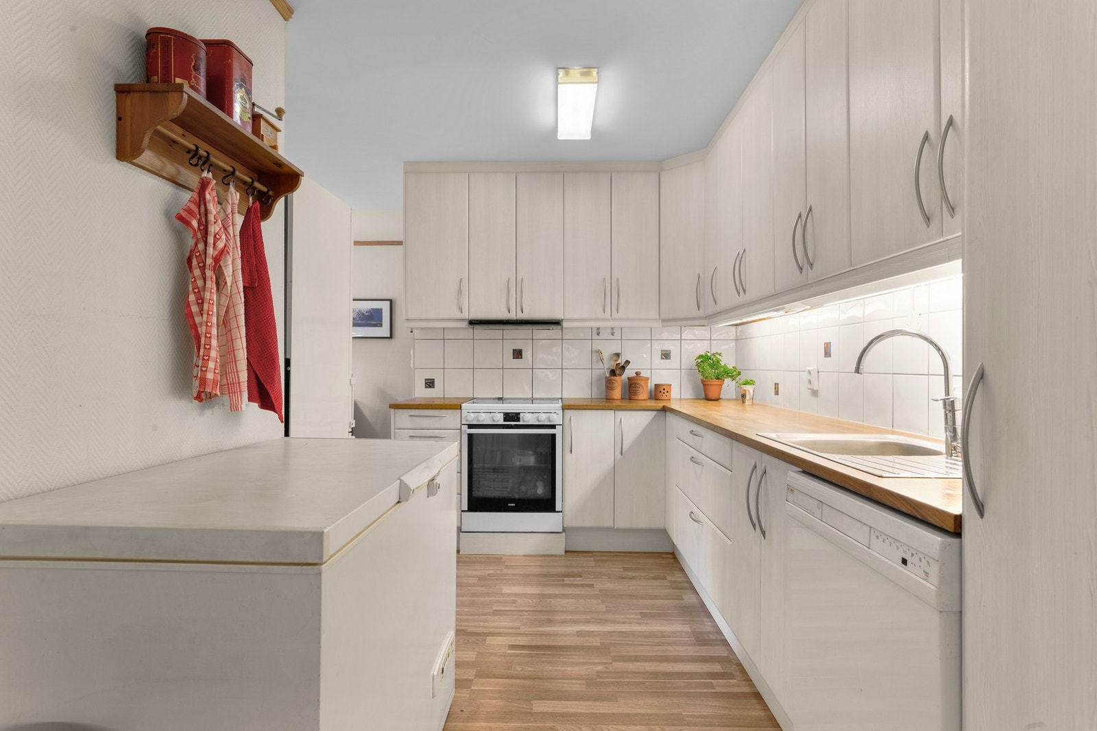 Eldre, men pen kjøkkeninnredning med nye fronter fra 2019. Galleribilde