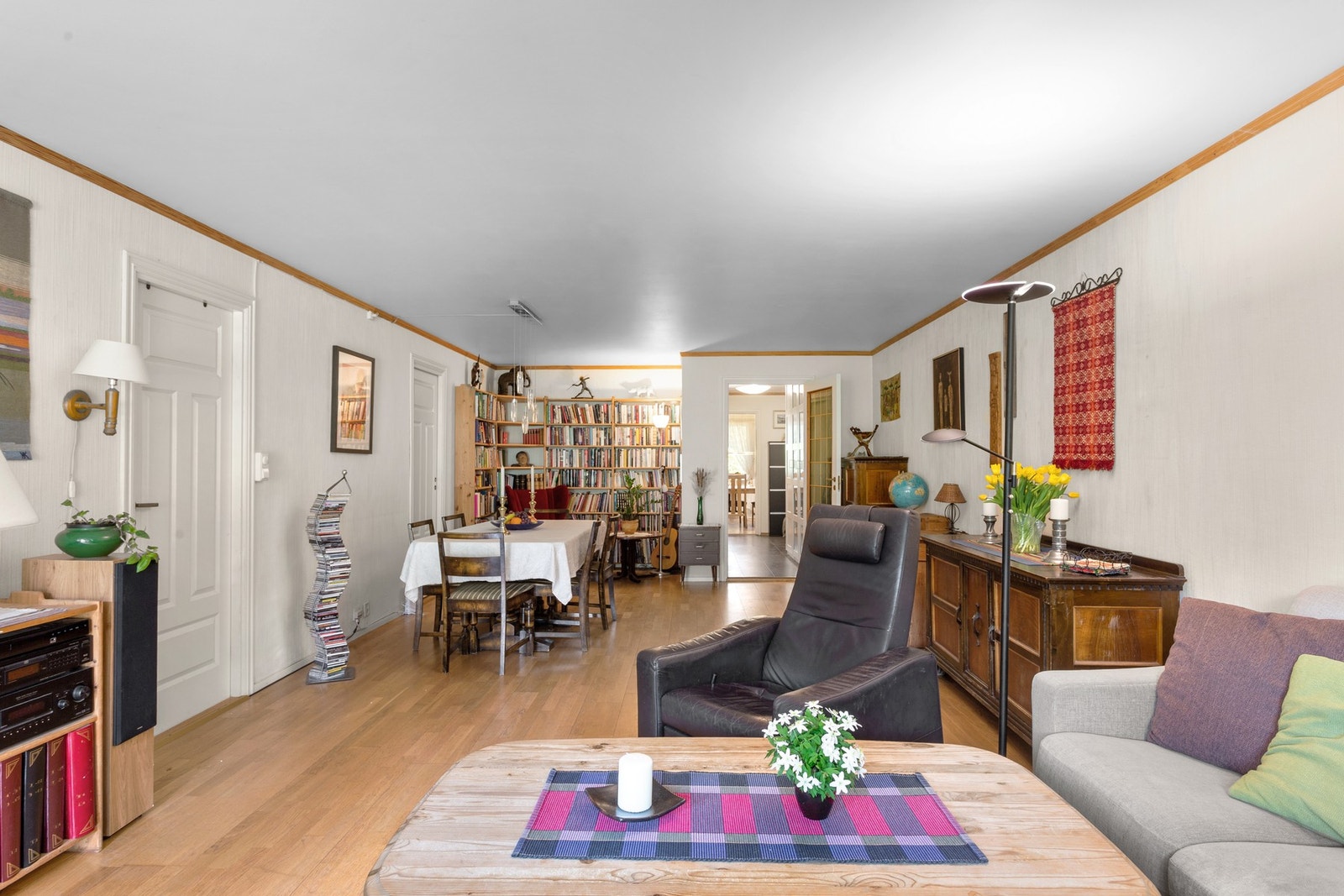 Fra stuen er det adkomst til hovedsoverom og et kontor/arbeidsrom. Galleribilde