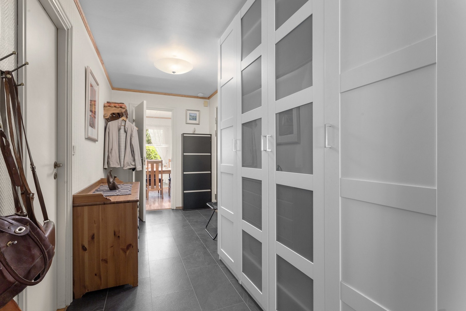 Romslig og sentrert entré/gang med adkomst til øvrige rom, samt separat toalettrom. Galleribilde