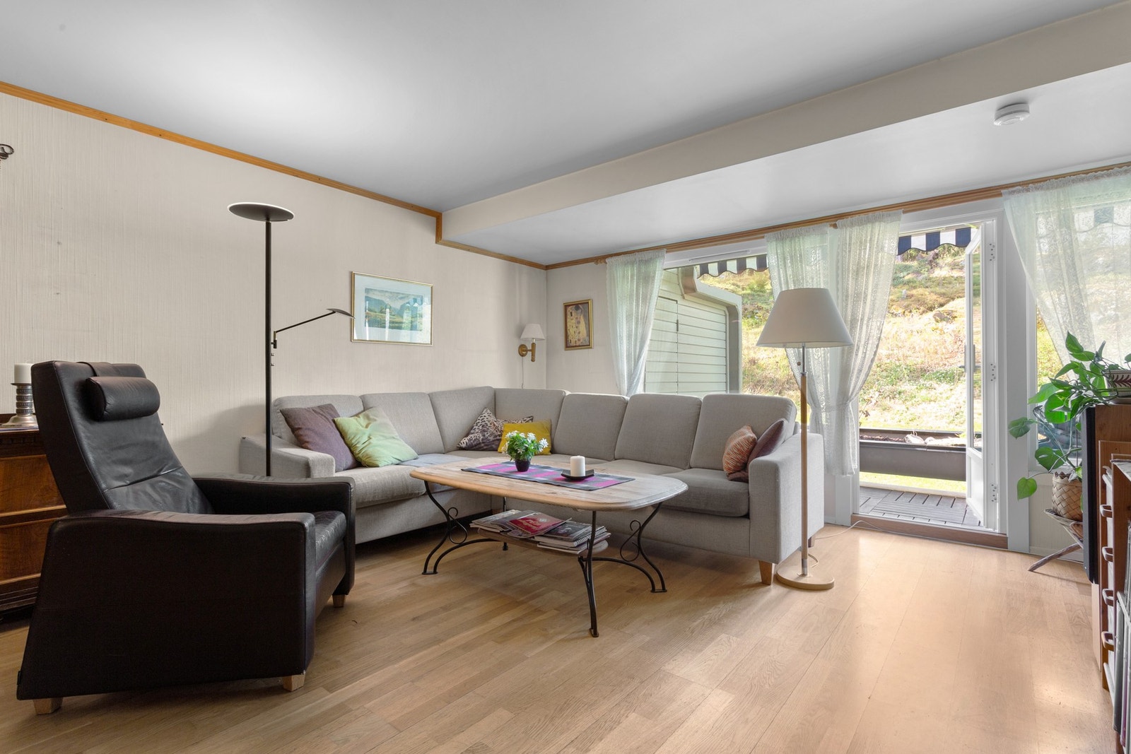 Fra stuen er det utgang til terrasse med ett gulvareal på ca. 10,6 m². Galleribilde