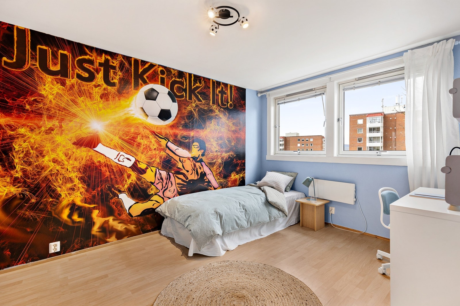 Boligens andre soverom er av god størrelse og har plass til dobbeltseng, nattbord og kommode/skrivepult. Galleribilde