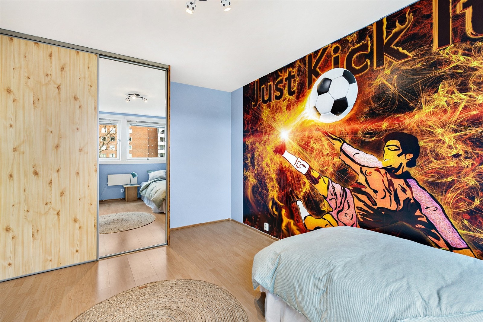 Her er det også en skyvedørsgarderobe med plass til oppbevaring, og det er rikelig med lysinnslipp fra to store vindusflater. Galleribilde