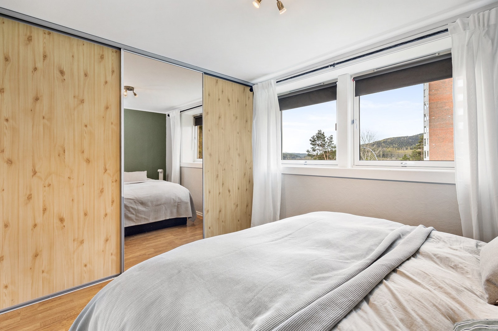 Det er også rikelig med oppbevaringsplass i en romslig og stilfull skyvedørsgarderobe. Galleribilde