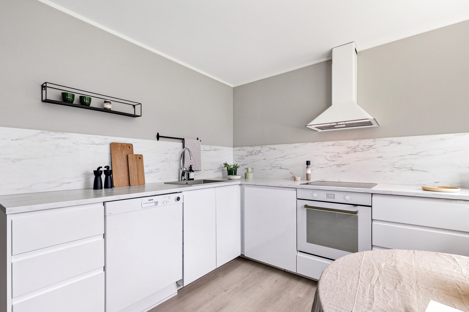 Kjøkkeninnredningen er tidløs og stilfull med glatte fronter og laminat benkeplate med nedfelt vaskekum. Galleribilde