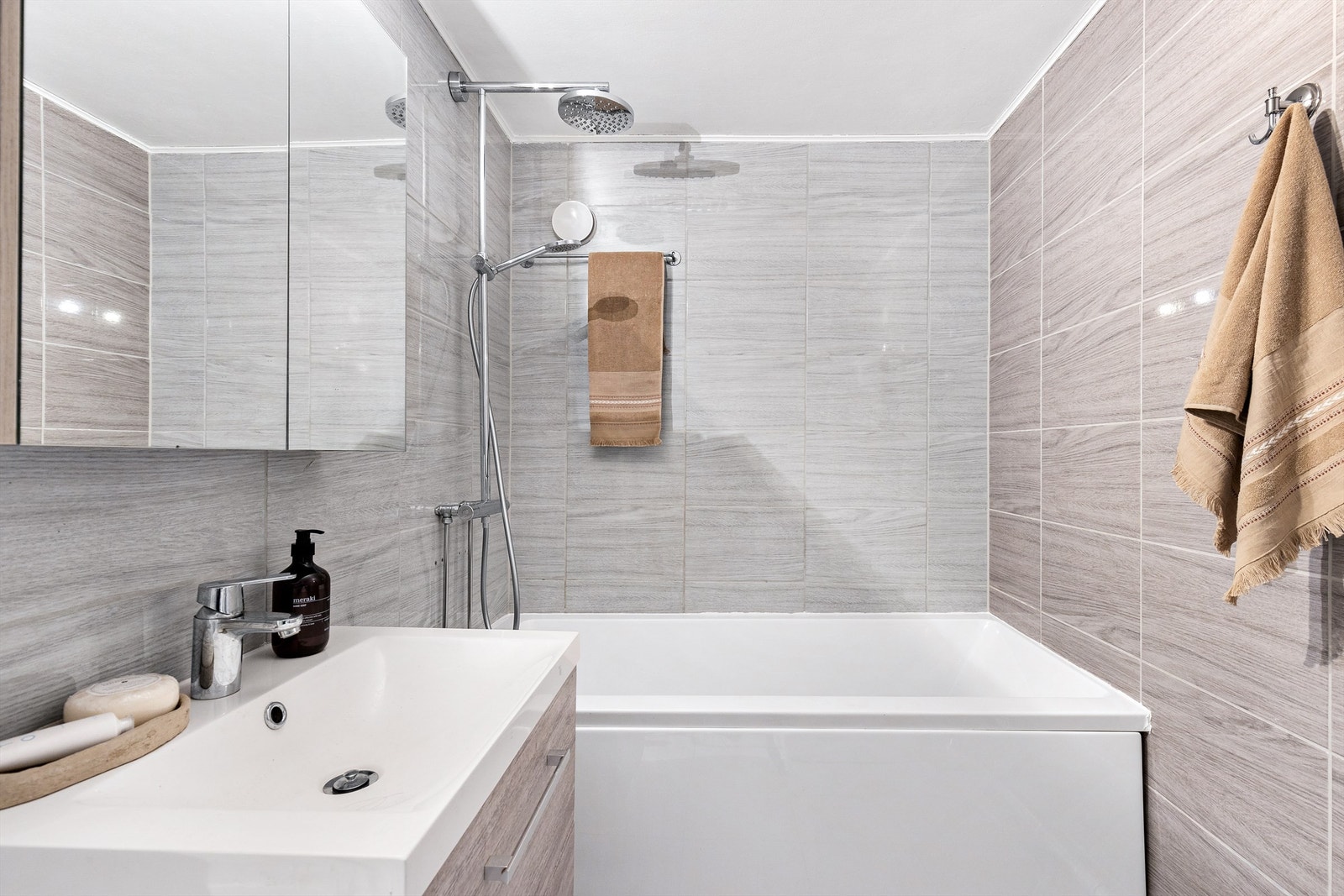 Badet i boligen er stilfullt og pent flislagt på både gulv og vegger og elektrisk gulvvarme. Galleribilde