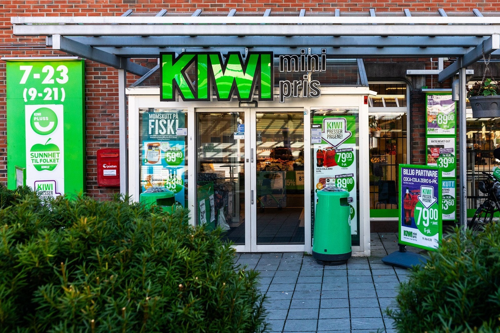 Det er flere nærliggende dagligvarebutikker, blant annet Kiwi, Rema 1000 og søndagsa pen Joker. Galleribilde