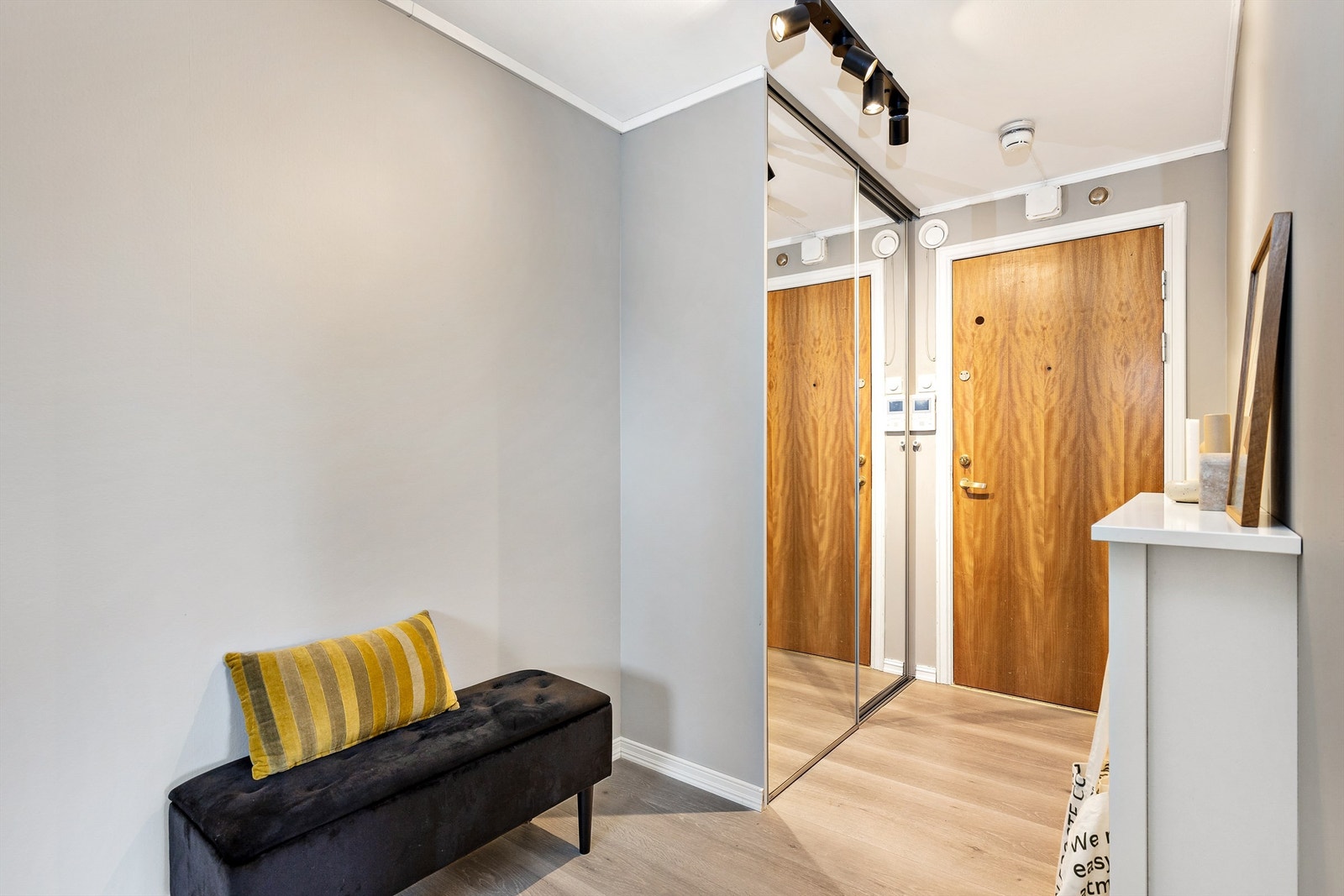 Velkommen inn i boligen! Entreen er lys og innbydende og gir et godt førsteinntrykk av boligen. Galleribilde
