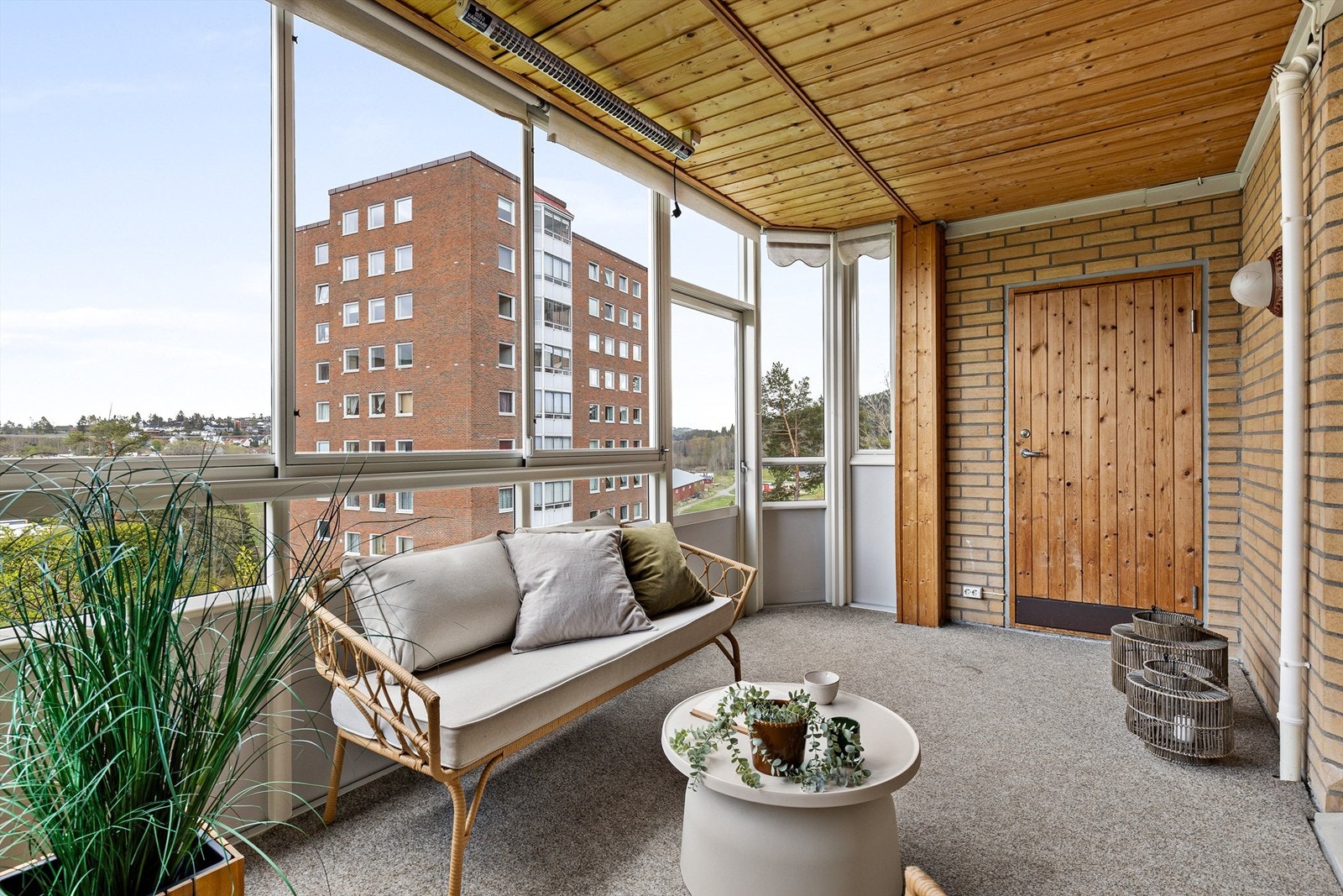 En lys og luftig 3-roms leilighet med god planløsning, stor innglasset balkong og to store soverom. Galleribilde