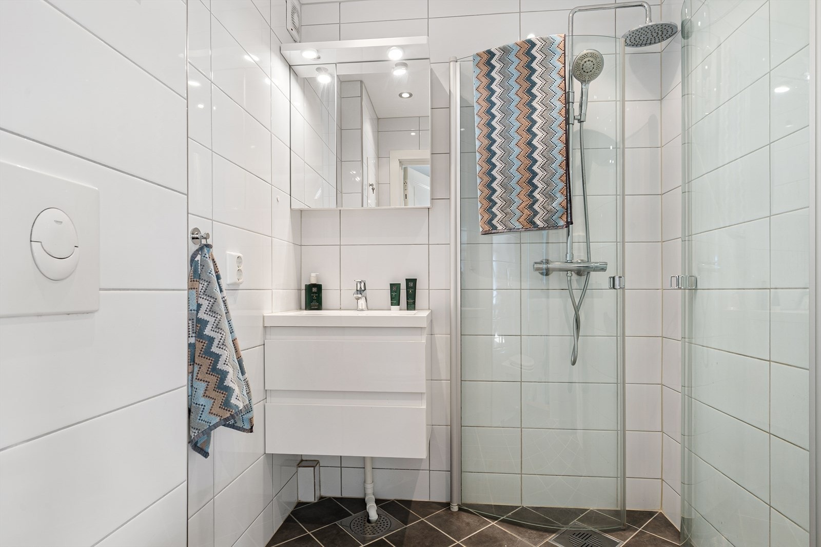 Vegghengt wc, speil m/belysning og downligts i himling. Galleribilde