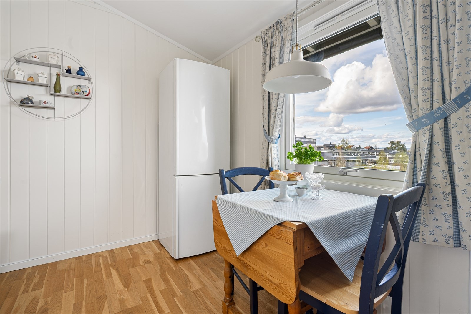 Det er god plass til spiseplass ved kjøkkenvinduet. Galleribilde