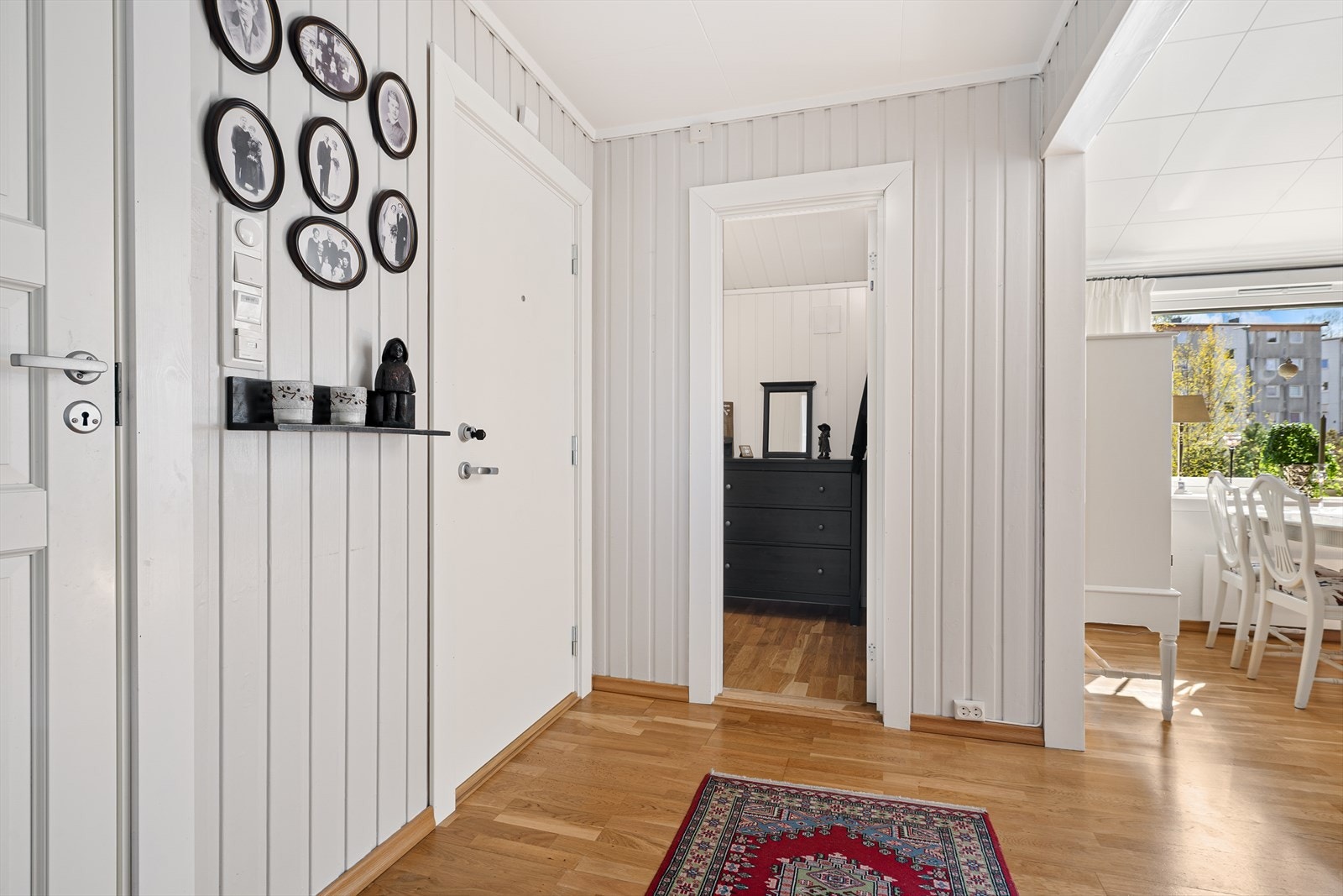 Velkommen inn i en lys entré med adkomst til romslig garderoberom med god plass til sko og yttertøy. Galleribilde