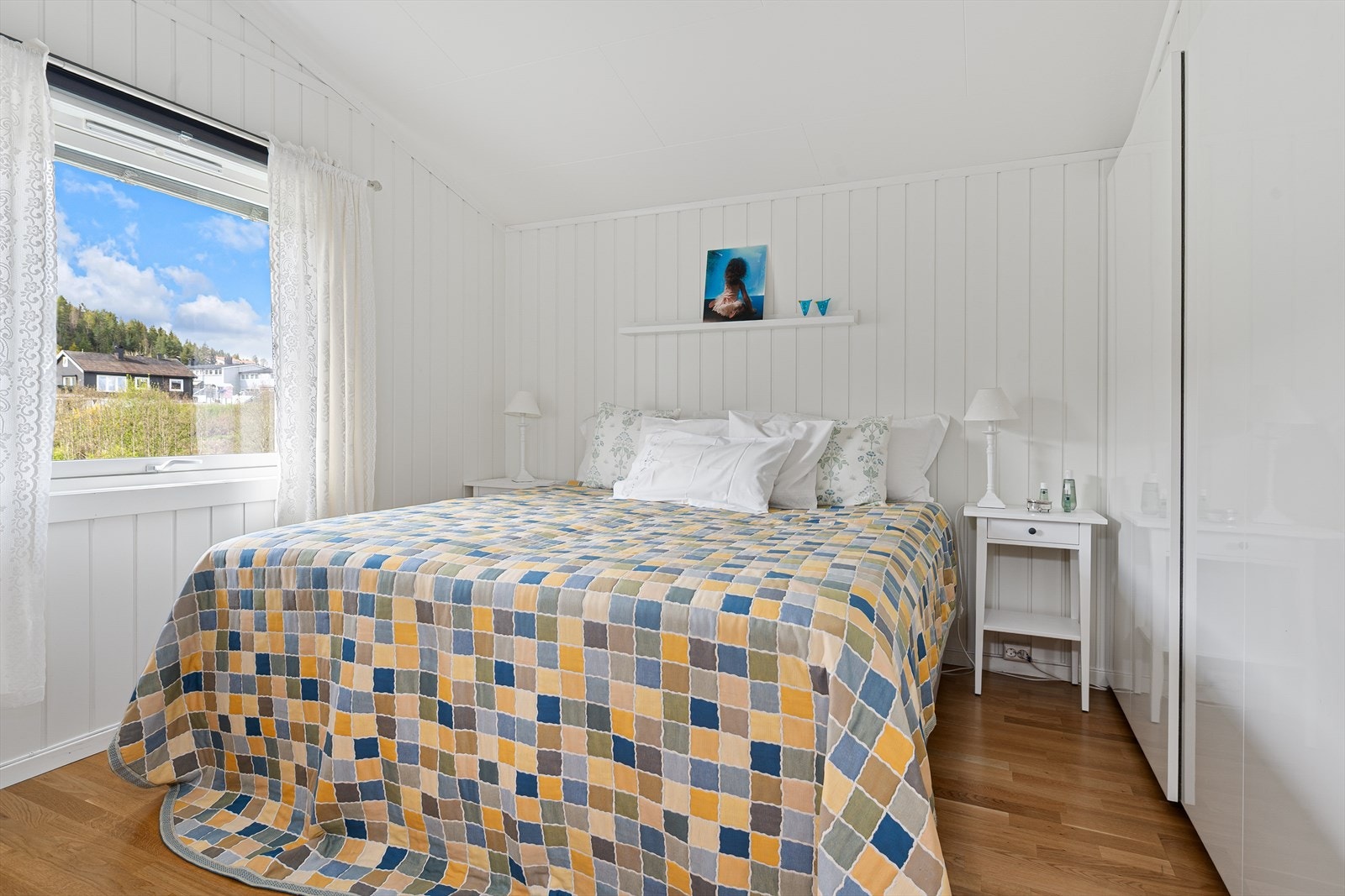 Hovedsoverommet har en romslig skyvedørsgarderobe og god plass til dobbeltseng. Galleribilde