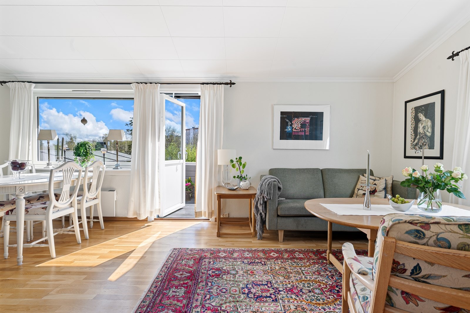Store vindusflater gir rikelig med naturlig lysinnslipp. Galleribilde