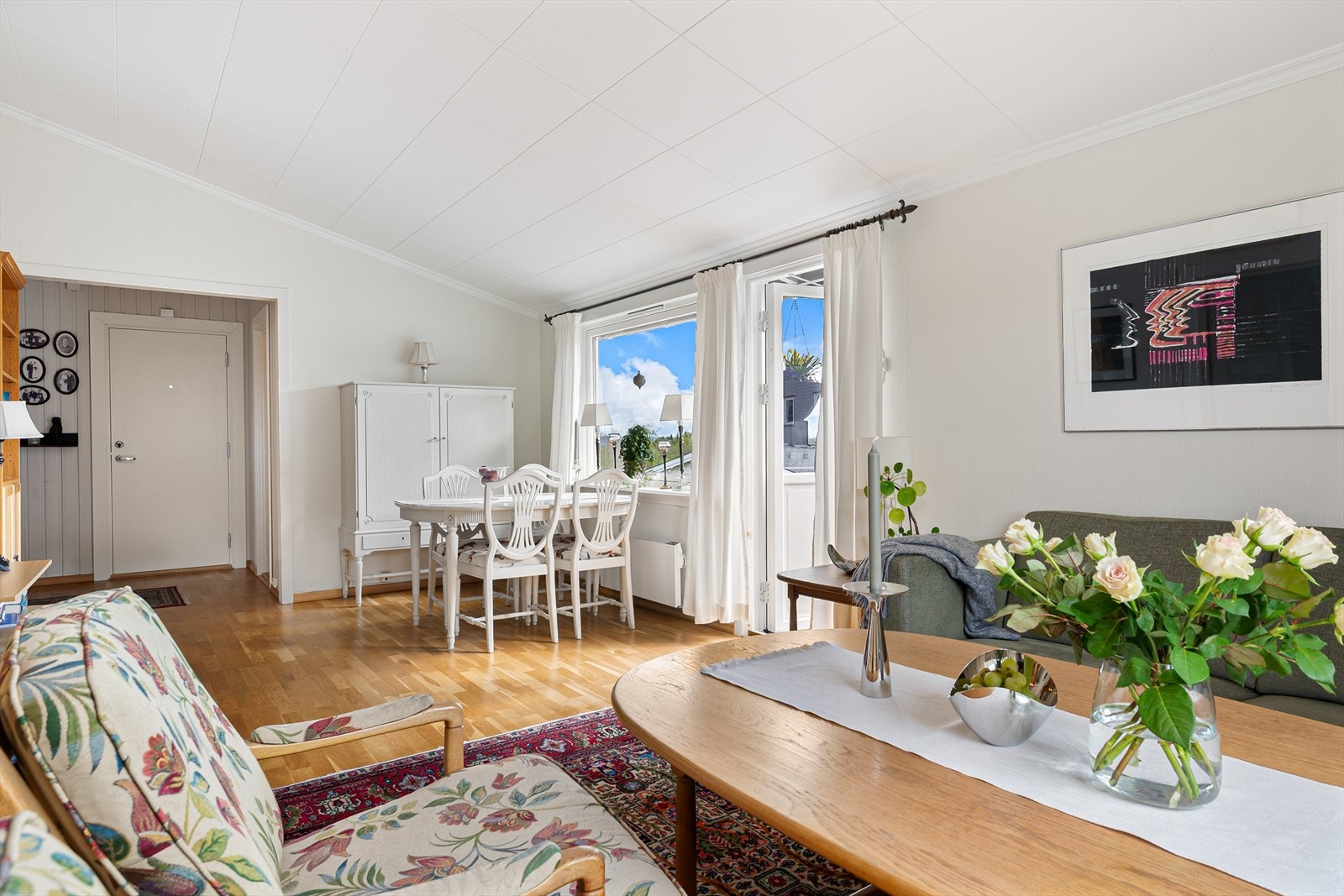 Det er gjennomgående lyse fargevalg på vegger og parkett på gulv i leiligheten. Galleribilde