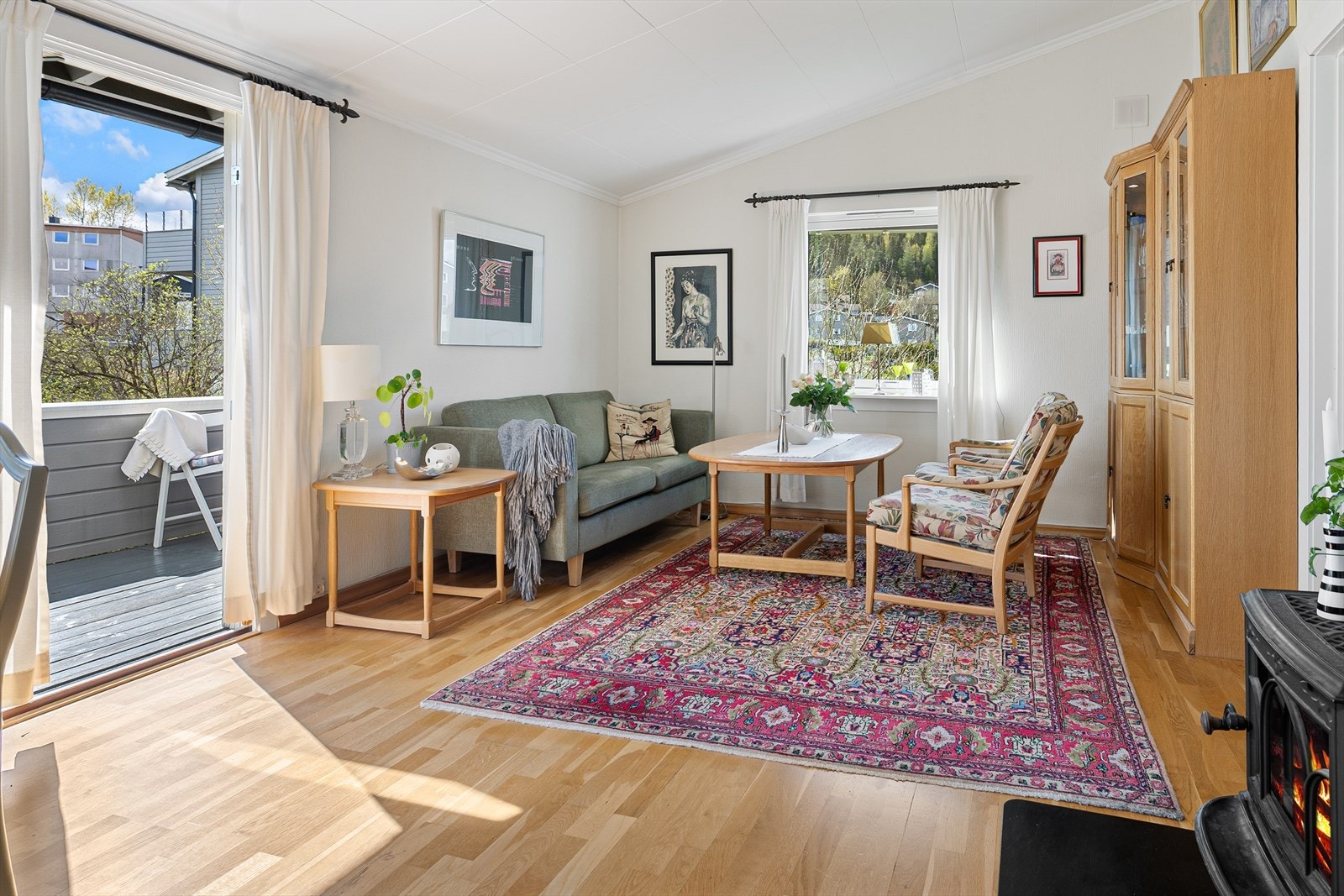 Stuen byr på flere møbleringsmuligheter. Galleribilde