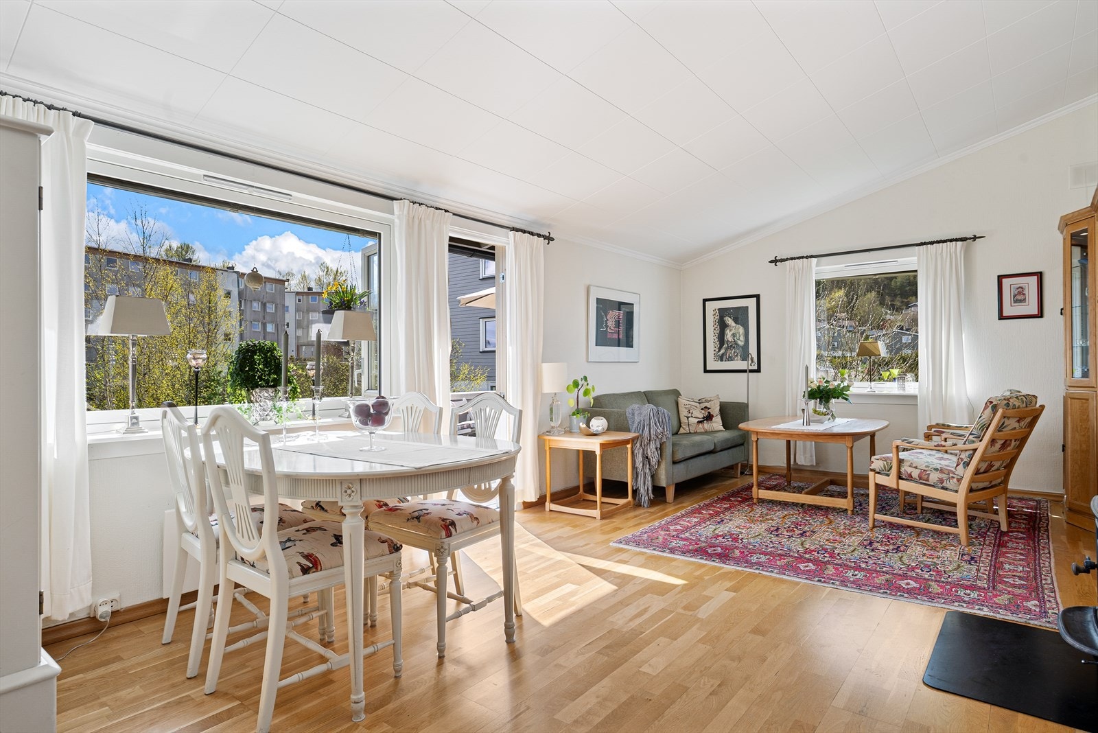 Fra stuen er det utgang til en solrik balkong med naturskjønn utsikt. Galleribilde
