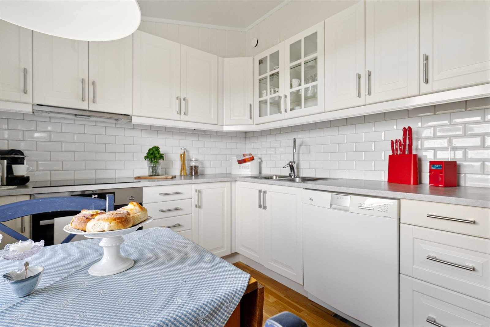Det er godt med både skap - og benkeplass som gir gode arbeidsflater for hobbykokken! Galleribilde