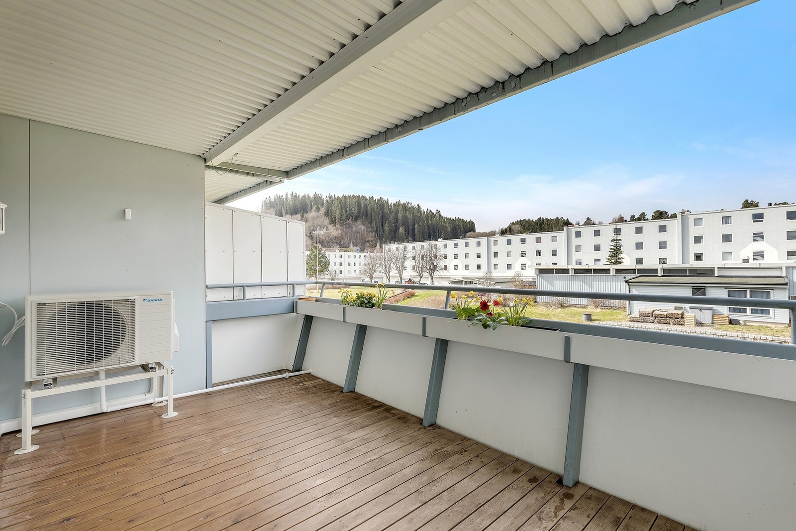 Fra stuen er det direkte utgang til en vestvendt og overbygd balkong på 9,5 kvm. Galleribilde