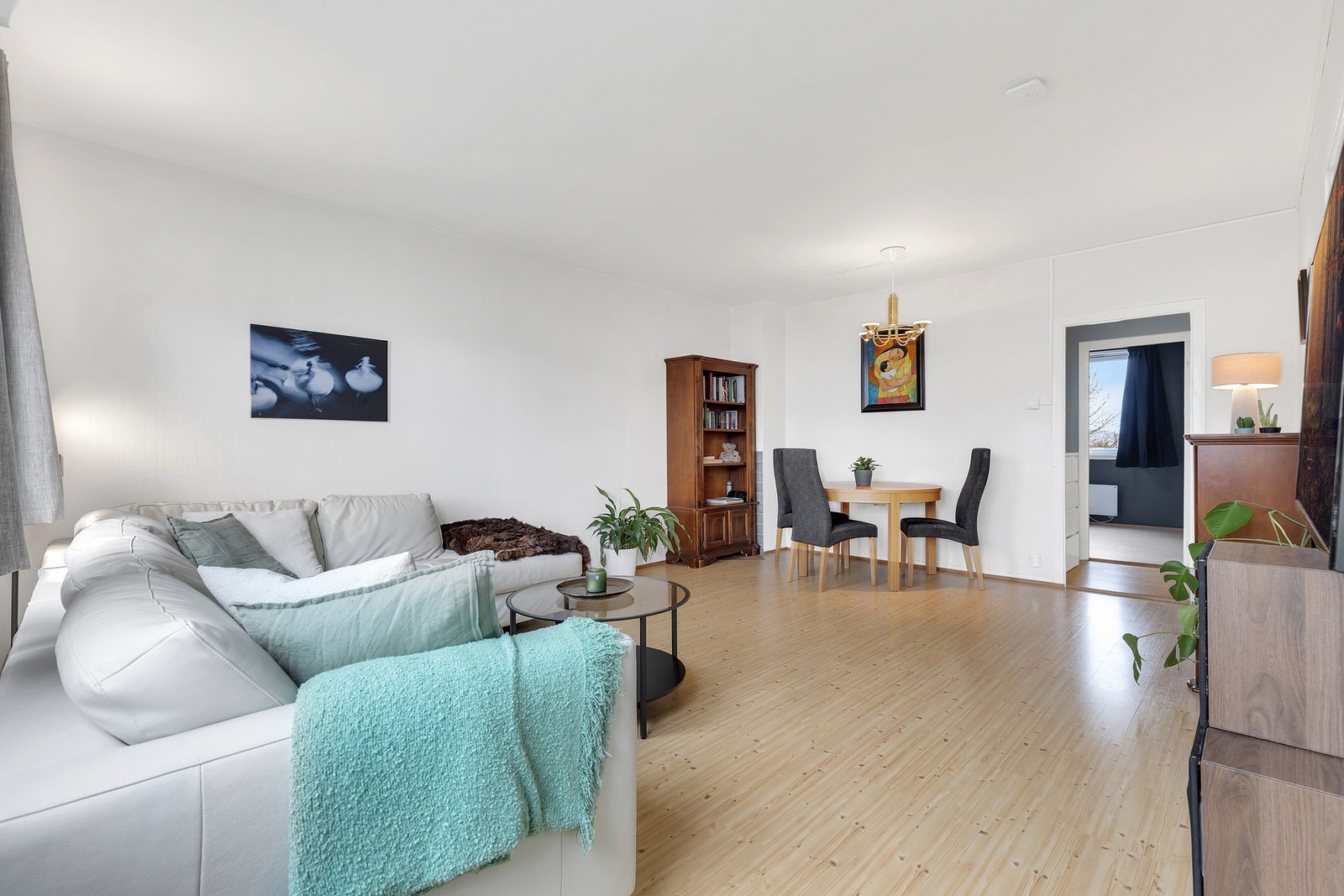 På stuen er det montert en varmepumpe som sørger for godt inneklima året rundt. Galleribilde