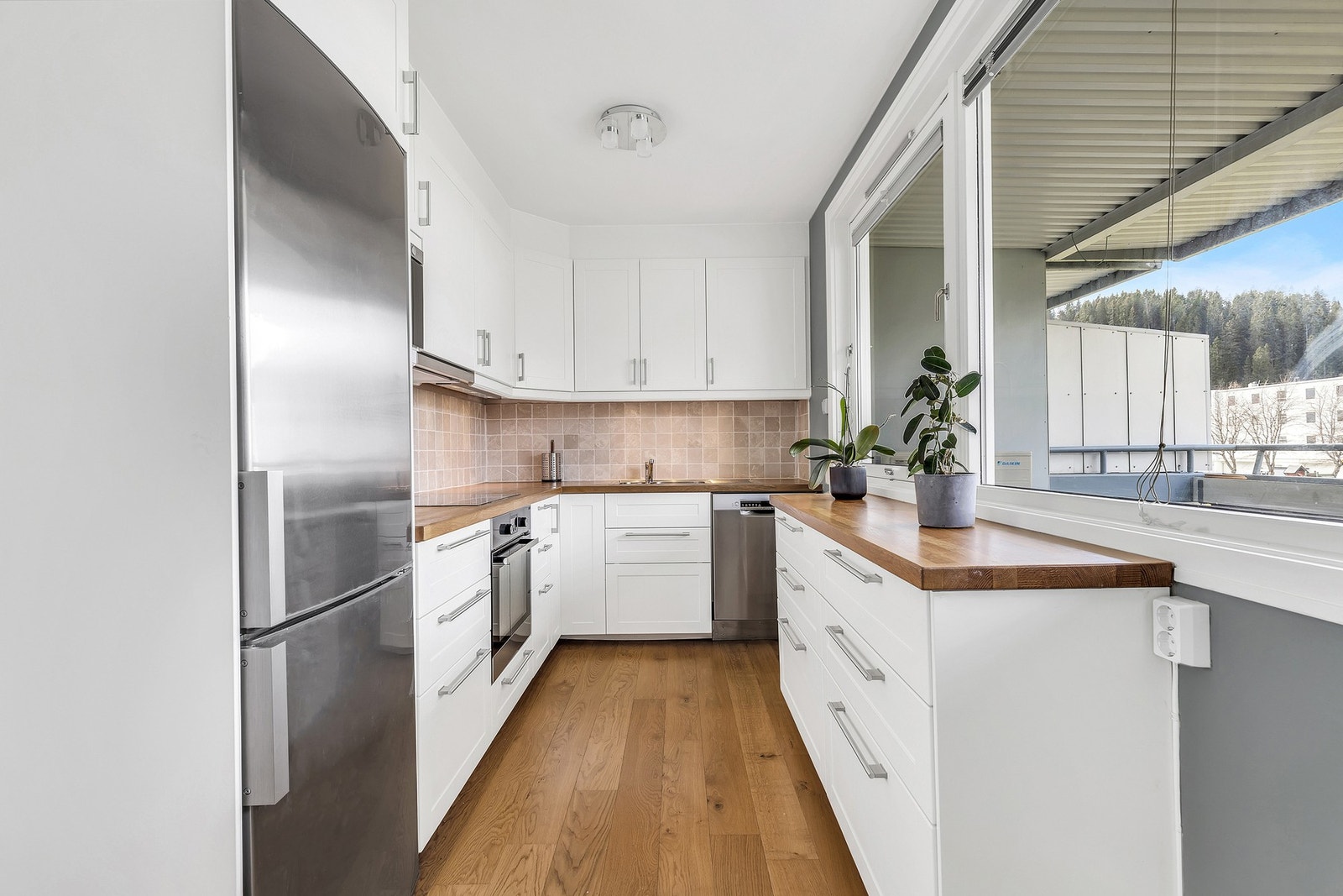 Leiligheten har et delvis adskilt kjøkken med god utforming og fin utsikt ved benken. Galleribilde