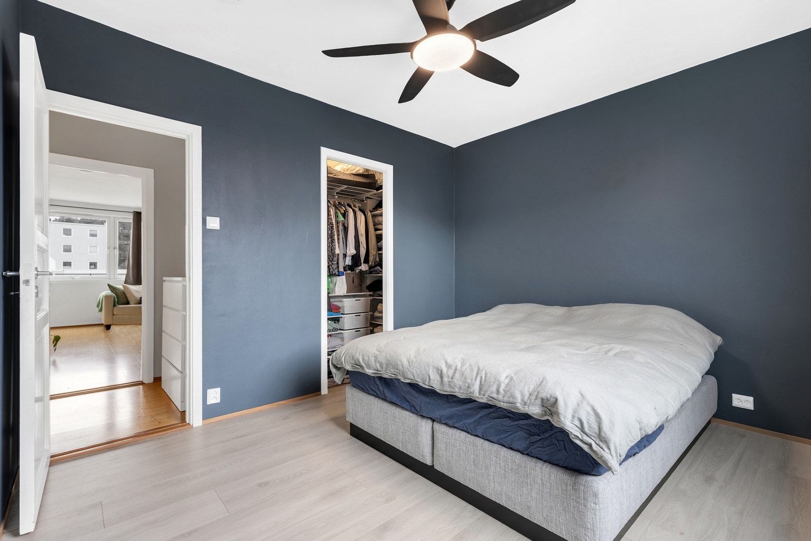 Her er det plass til både kommoder eller garderobeskap i tillegg til omkledningsrommet. Galleribilde