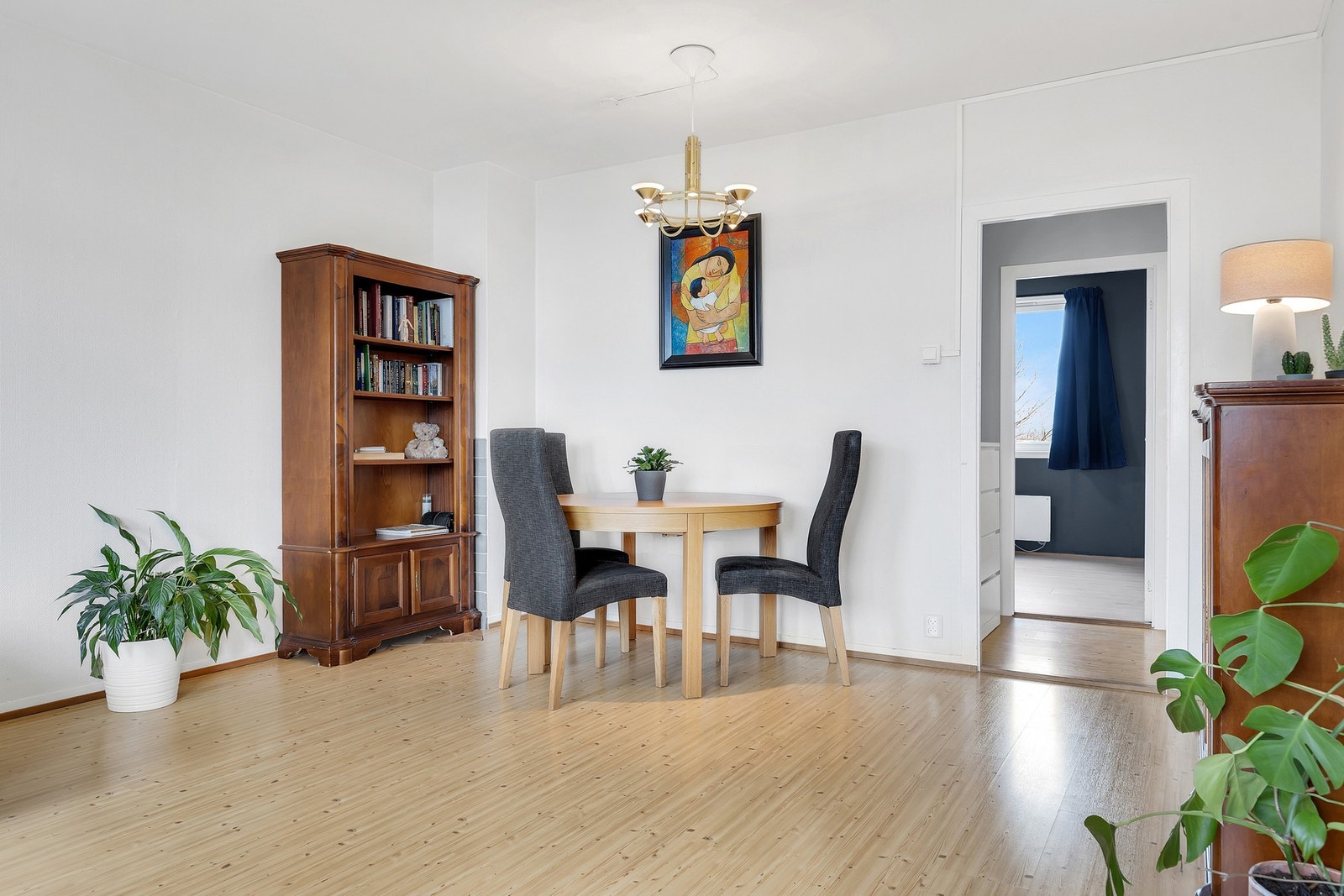 Det er god plass til både sofaseksjon og spisestue. Galleribilde