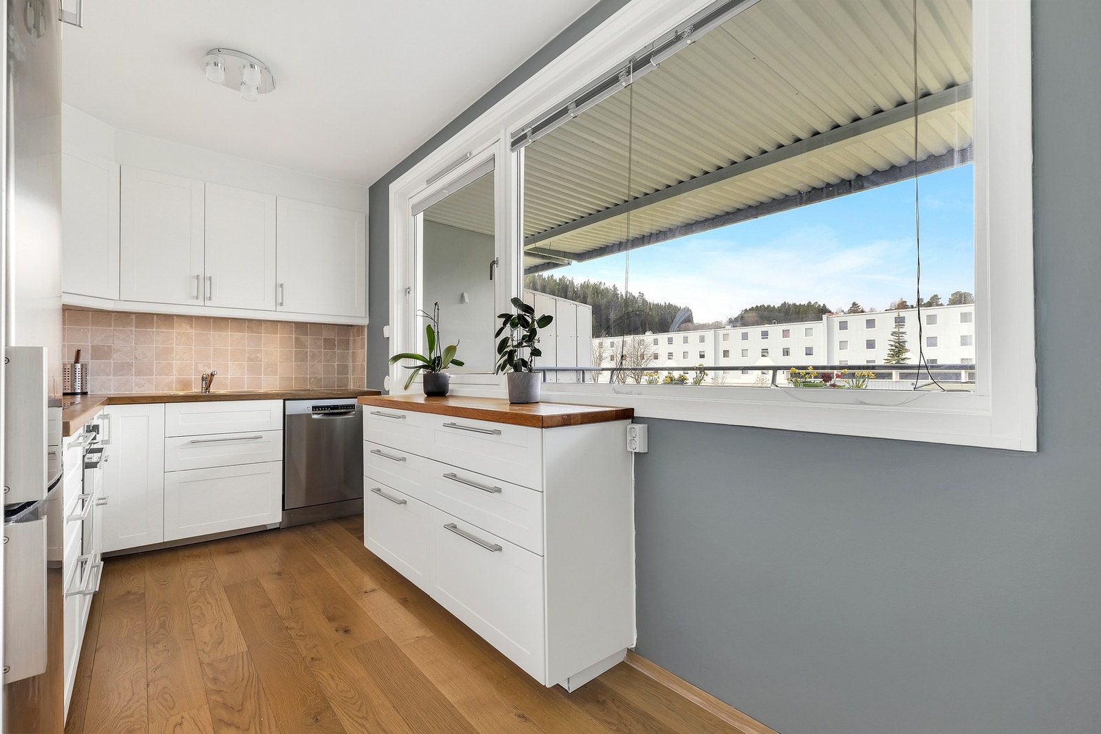 Det er plass til spisebord på kjøkkenet. Galleribilde